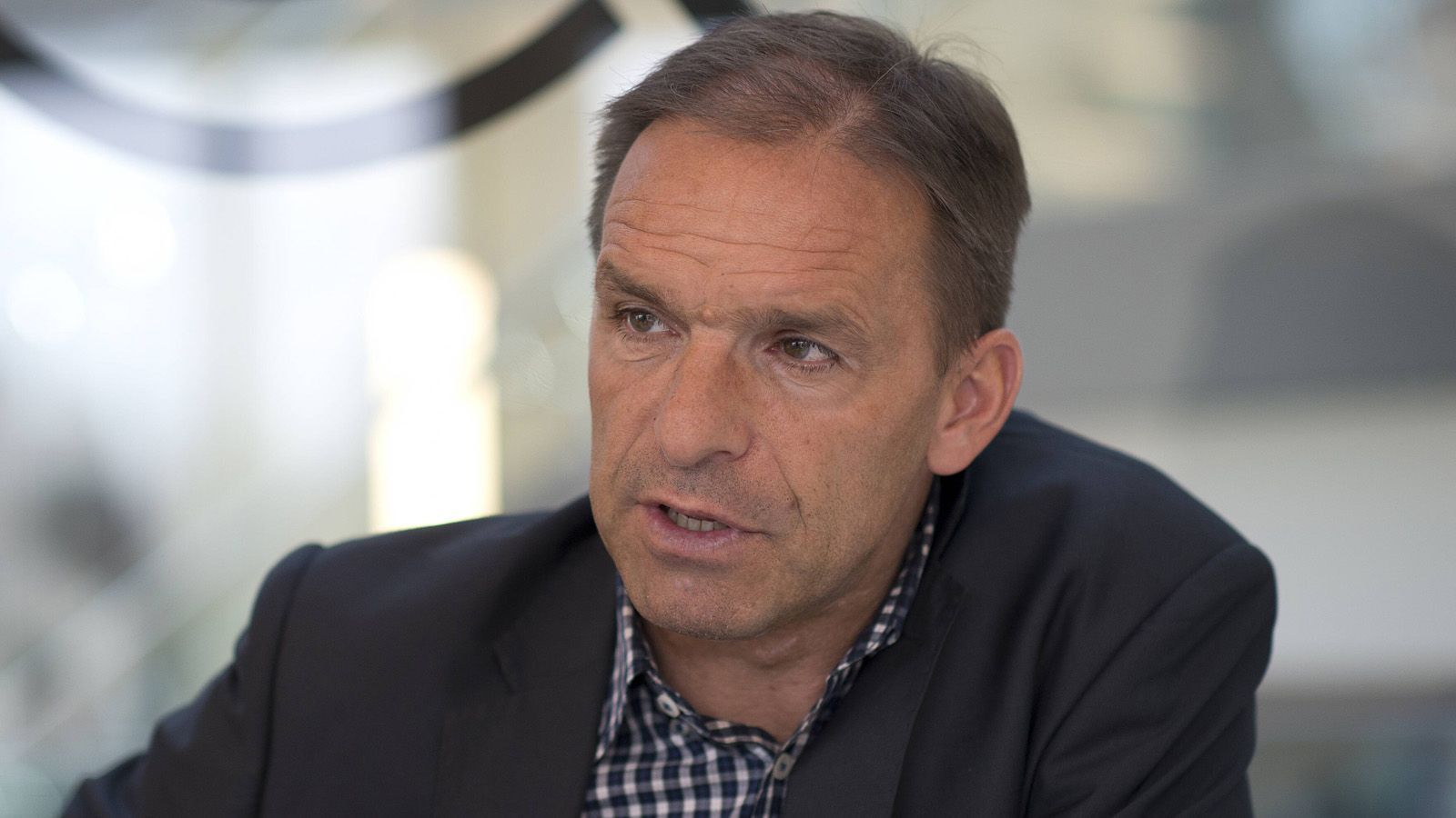 
                <strong>Ernst Tanner (Sportdirektor, Philadelphia Union)</strong><br>
                Ernst Tanner ist seit Sommer 2018 als Sportdirektor für Philadelphia Union zuständig. Einen Namen hat er sich zuvor in Deutschland als Nachwuchsleiter von 1860 München gemacht. Von 2003 bis 2009 war er für die Jugendabteilung der Löwen zuständig und war somit für die Ausbildung späterer Nationalspieler wie Kevin Volland oder Lars und Sven Bender zuständig. Danach bekleidete er selbige Position bei der TSG Hoffenheim, ehe er zum Sportlichen Leiter und dann zum Geschäftsführer aufstieg.   
              