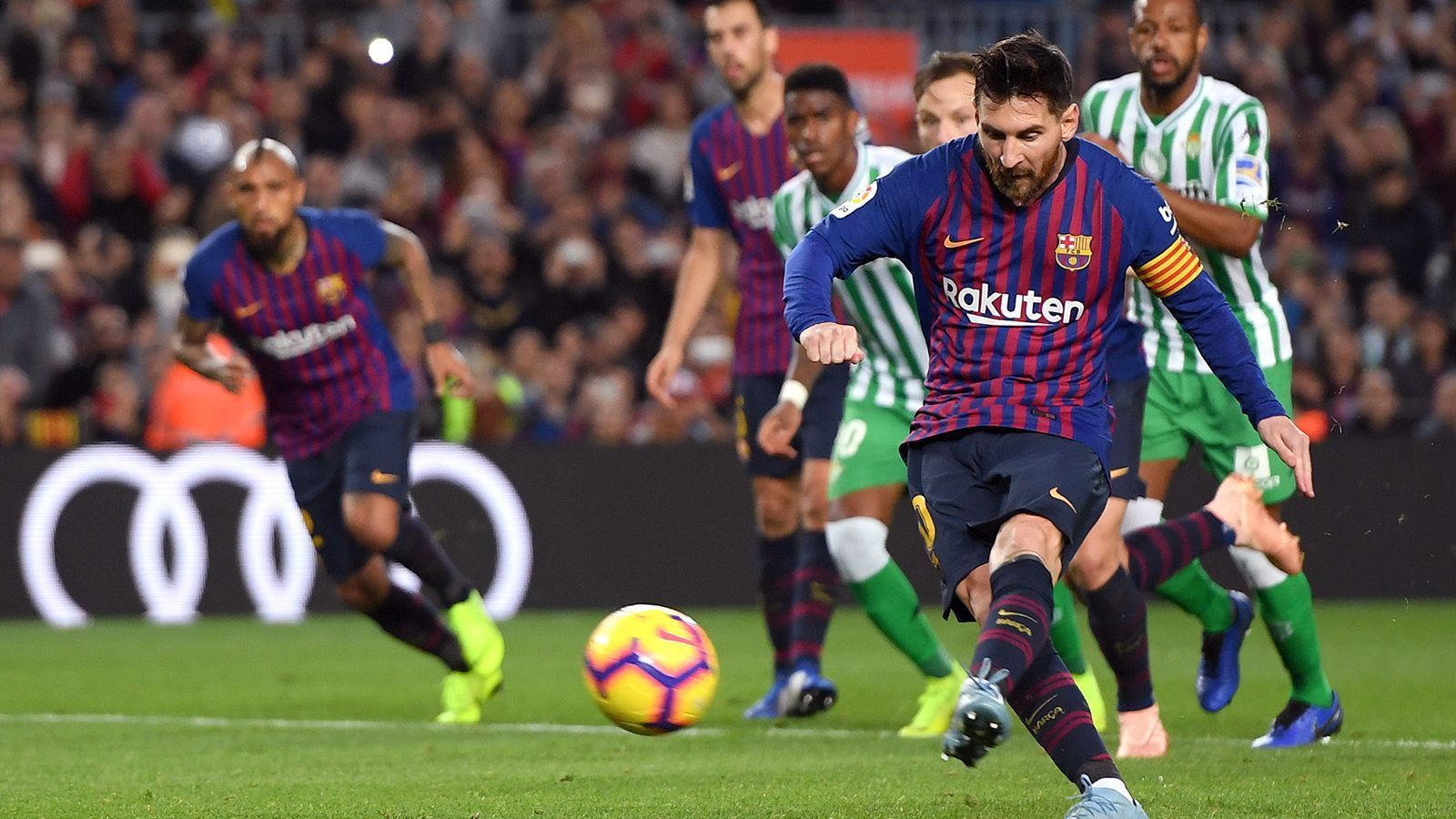 
                <strong>Sein Vorbild ist Lionel Messi</strong><br>
                Der Spielstil des jungen Offensivtalents erinnert ein wenig an Ousmane Dembele: schnell, wendig, viele Dribblings. Sein Vorbild ist Dembeles Barca-Teamkollege Lionel Messi. "Ich schaue zu ihm auf. Vor jedem Spiel sehe ich mir Clips von ihm an. Ich mag seinen Spielstil, seine Dribblings, sein Passspiel und seine Schusstechnik. Eigentlich alles", verriet der Teenie in einem Interview auf der Whitecaps-Homepage. 
              