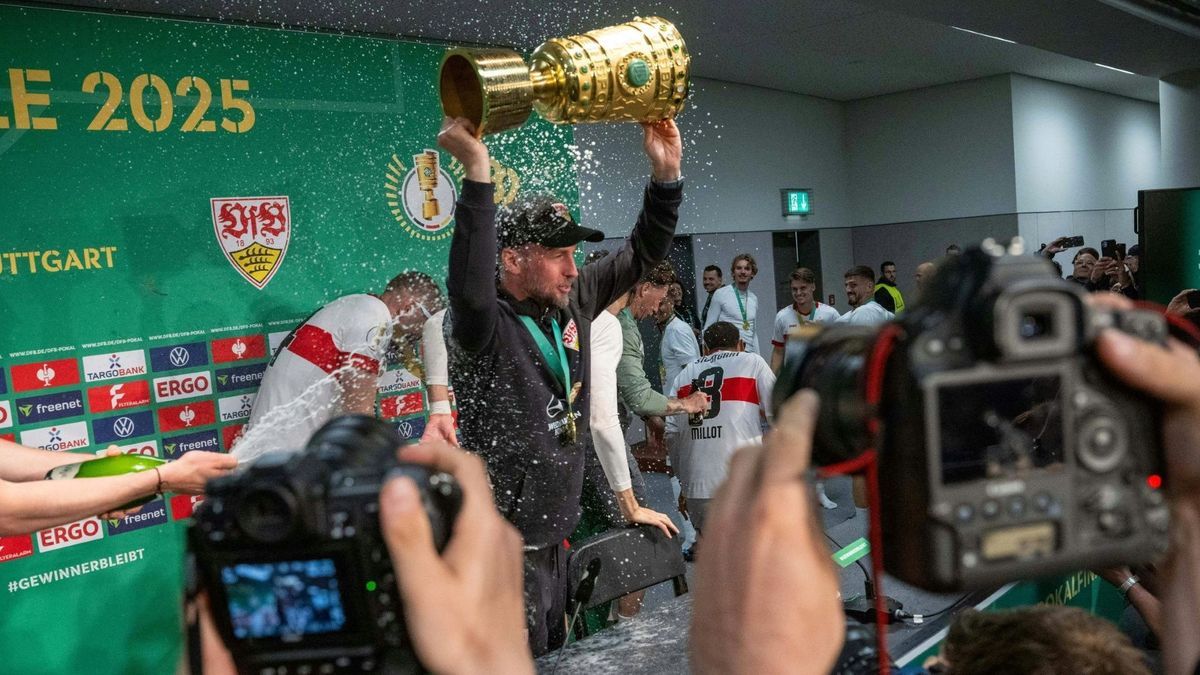 VfB-Trainer Hoeneß im Siegesrausch