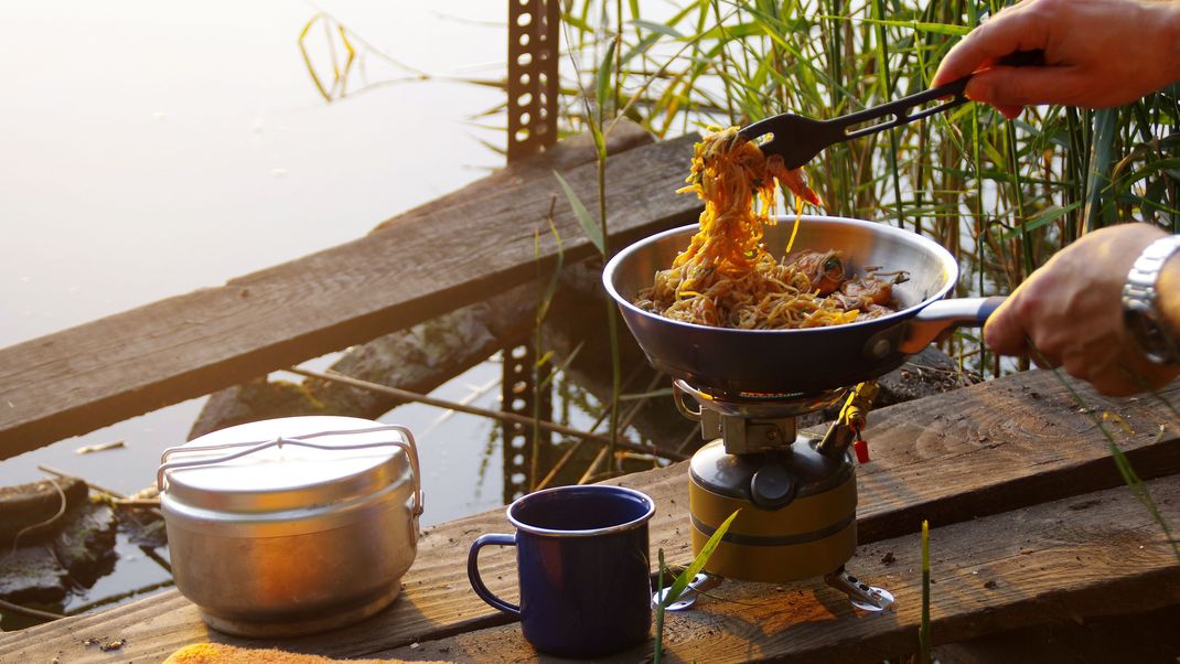 Bereite dir mit dem Gaskocher auch beim Camping frische Mahlzeiten zu