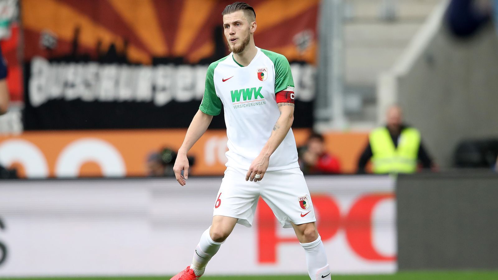 
                <strong>FC Augsburg</strong><br>
                Kapitän: Jeffrey GouweleeuwPosition: InnenverteidigerIm Verein seit: 2016
              