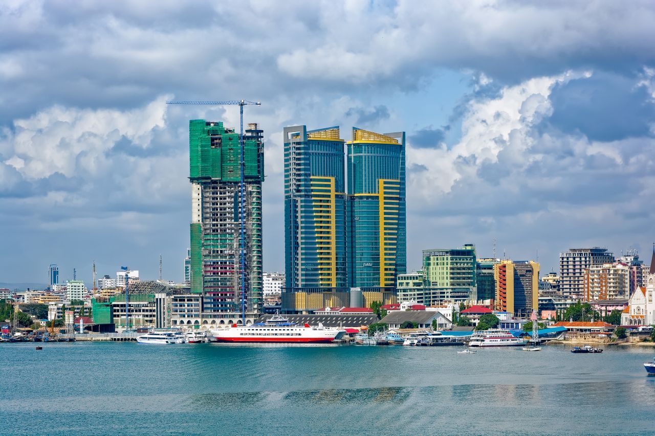 Daressalam: Die Hafenstadt liegt im Osten Tansanias, am indischen Ozean. Sie zählt geschätzt 7,4 Millionen Einwohner:innen und gilt als die Wirtschafts-Metropole des Landes. Früher war sie einmal Hauptstadt, wurde jedoch 1974 von Dodoma abgelöst. Die Regierung sitzt allerdings immer noch in Daressalam.
