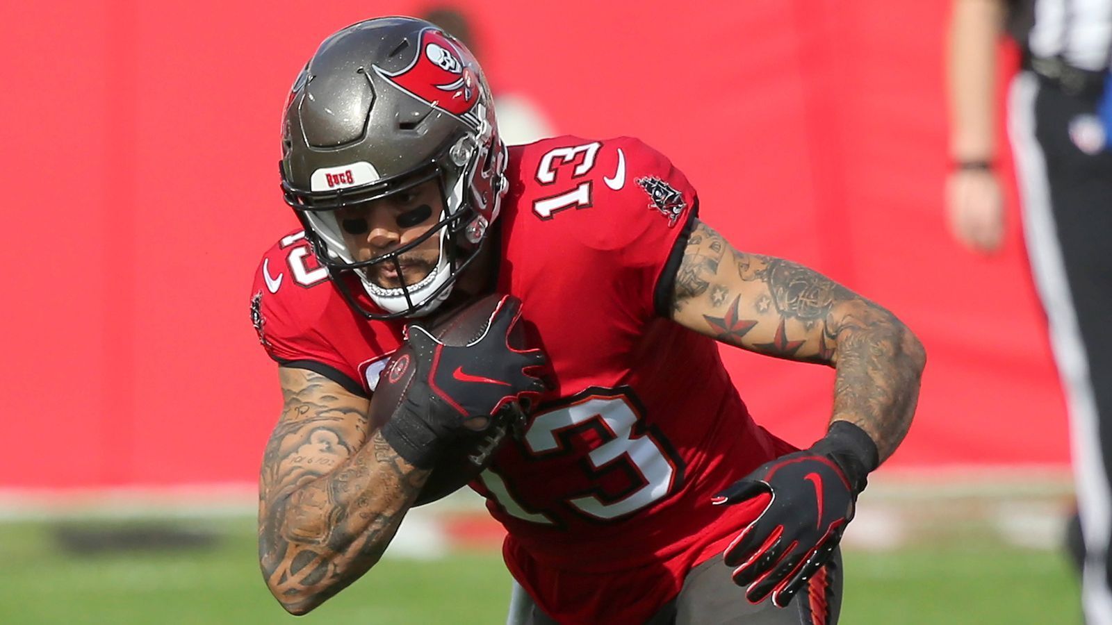 
                <strong>Week 17: Mike Evans siebte Saison mit 1000 Yards</strong><br>
                Mike Evans, der Wide Receiver der Tampa Bay Buccaneers, hat auch in dieser Saison die Marke von 1000 Receiving Yards durchbrochen. Er ist der erste Spieler der NFL-Geschichte, dem dies von seinem ersten Profijahr an sieben Spielzeiten in Folge gelang.   
              