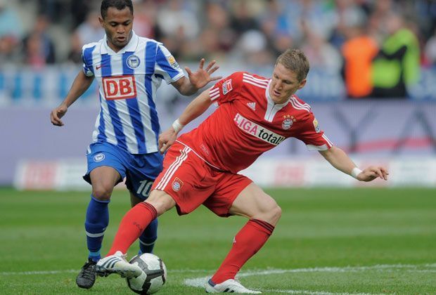 
                <strong>Bastian Schweinsteiger (FC Bayern)</strong><br>
                Platz 6: Bastian Schweinsteiger kommt am letzten Spieltag 2009/10 155 Mal an den Ball. Damit hält Bayerns Mittelfeldstar drei Jahre lang den Rekord der meisten Ballkontakte. 
              