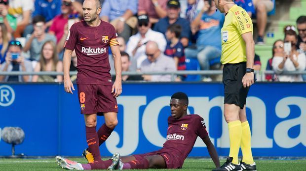 
                <strong>Ousmane Dembele (FC Barcelona)</strong><br>
                Eine schwerwiegende Oberschenkelverletzung zwingt Barcelonas 105-Millionen-Euro-Neuzugang Ousmane Dembele dazu, sein Fußballjahr 2017 vorzeitig zu beenden. Der frühere Dortmunder verletzte sich beim 2:1-Erfolg in Getafe. Kurios: Barca-Trainer Ernesto Valverde gab dem Franzosen eine Mitschuld an der Verletzung. "Er ist ein sehr schneller Spieler. Die Bewegung war die schlimmste, die er dem Oberschenkel antun konnte", sagte der Coach der Katalanen. Dembele ließ sich anschließend in Helsinki operieren und wird ungefähr vier Monate ausfallen.
              