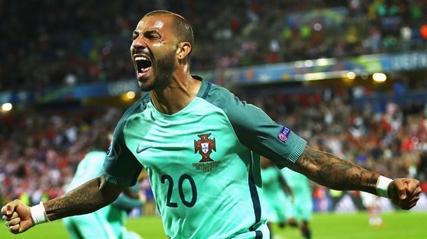 
                <strong>Ricardo Quaresma</strong><br>
                Ricardo Quaresma: Der Mittelfeldspieler von Besiktas Istanbul musste bis zu 88. Minute auf seinen Einsatz warten. Zeigte in der Verlängerung einige Male sein feines Füßchen. Gewinnt in der 116. rechts hinten den Ball, läuft bis vorne durch und nickt aus einem Meter den Siegtreffer ein. ran-Note: 2
              