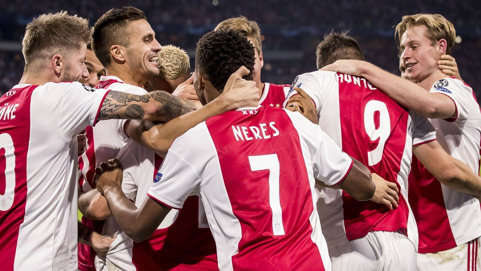 
                <strong>Das ist Bayern-Gegner Ajax Amsterdam</strong><br>
                Vier Jahre lang fand die Champions League ohne Ajax Amsterdam statt. Nun ist der niederländische Traditionsklub wieder dabei und trifft am Dienstag in München auf den FC Bayern. ran.de stellt den 33-maligen Meister näher vor.
              