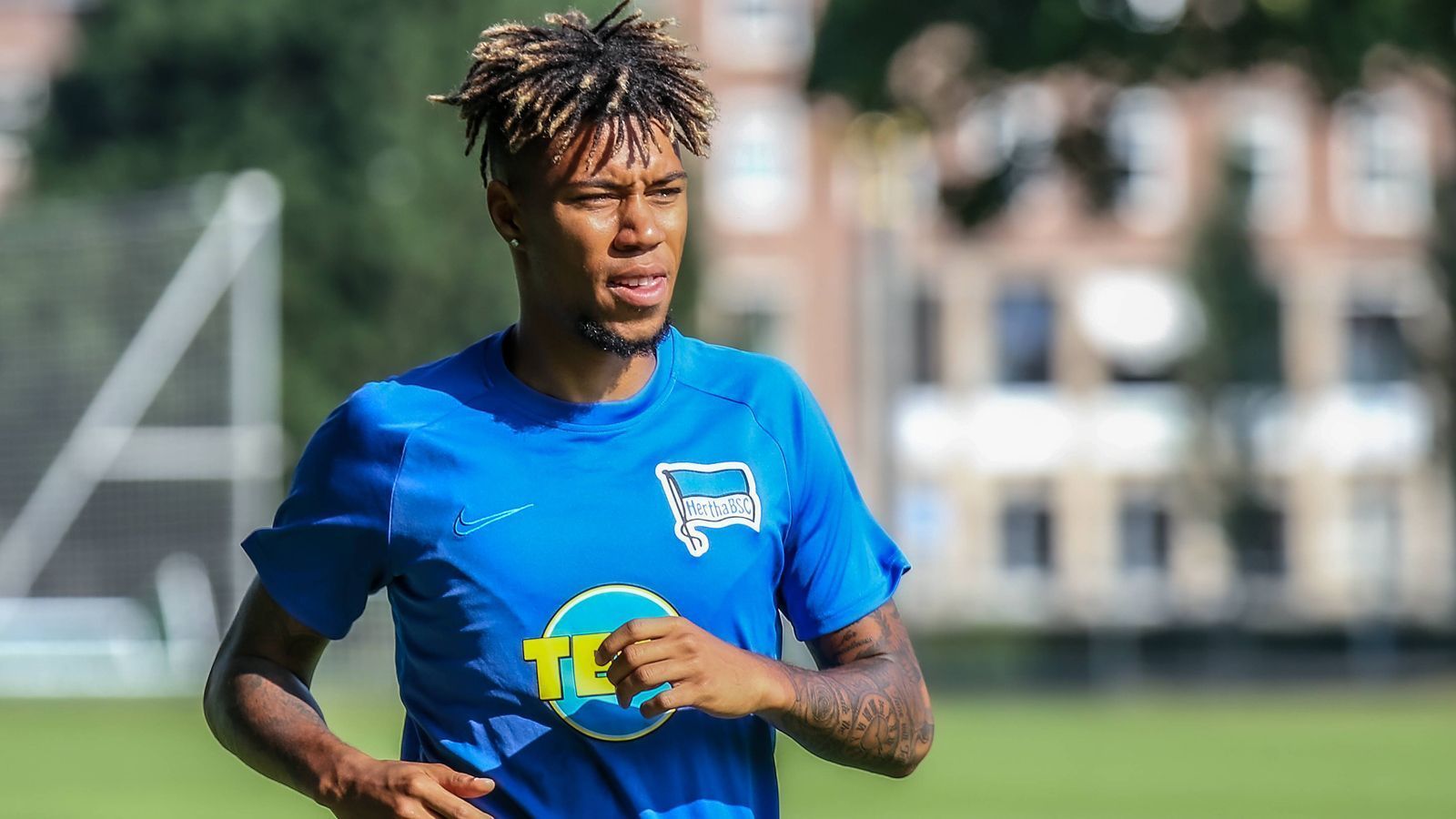 
                <strong>Sidney Friede</strong><br>
                Der zehnte Spieler auf Klinsmanns Hertha-Streichliste soll Sidney Friede sein. Der 21-Jährige, ebenfalls ein gebürtiger Berliner, steht ohnehin noch ohne jeden Bundesliga-Einsatz da und kam in der laufenden Saison nur zwei Mal in den Kader der Profis (am 1. und 2. Spieltag). Spielpraxis bekommt der zentrale Mittelfeldspieler aber nur in der zweiten Mannschaft. Ein paar Spiele im Profifußball kann Friede aber schon vorweisen, denn im Frühjahr 2019 war er an den belgischen Erstligisten Royal Excel Mouscron ausgeliehen (zehn Einsätze, zwei Tore).
              