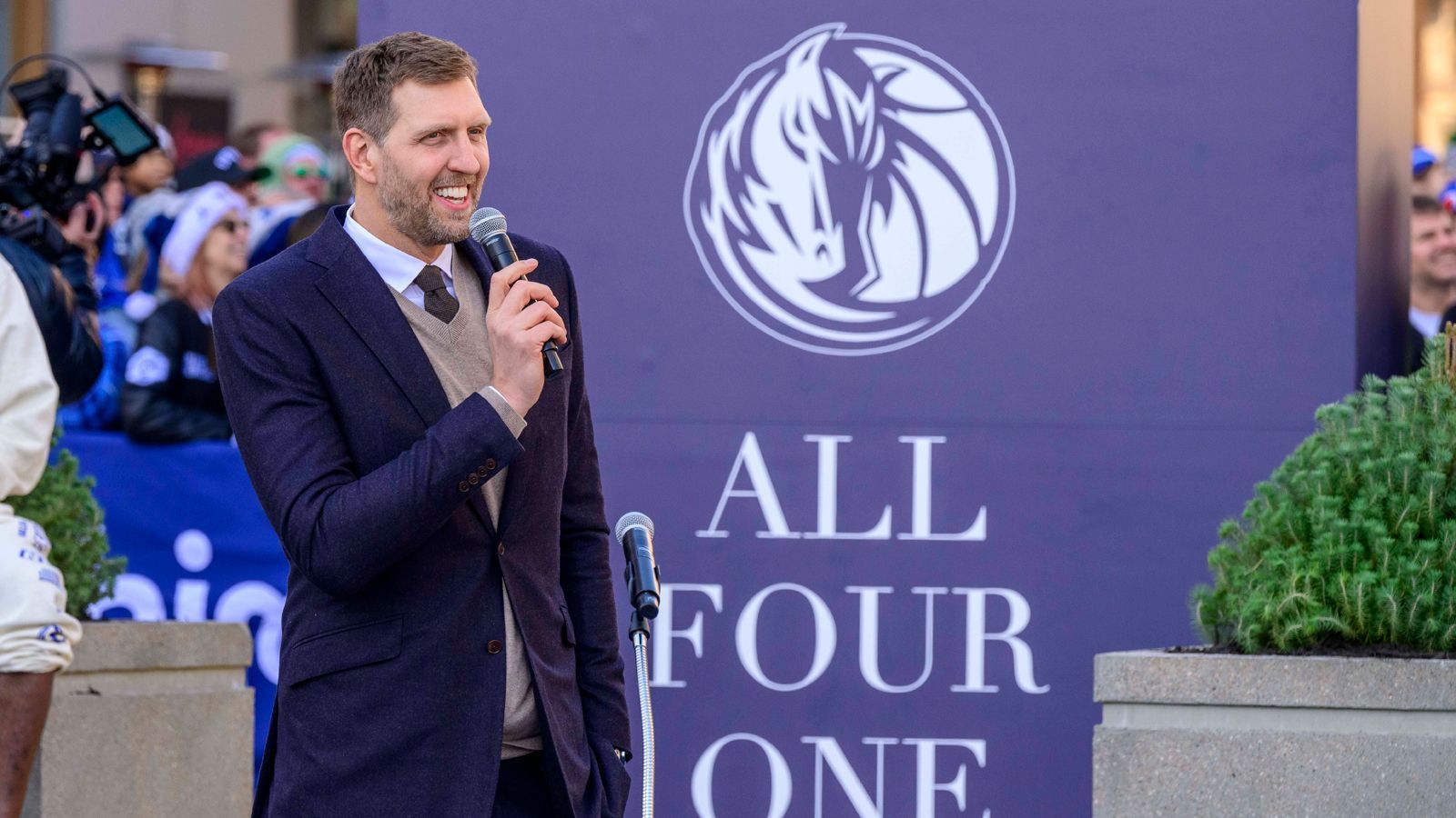 
                <strong>Nowitzki bei Statuen-Präsentation gerührt</strong><br>
                Der 2,13 Meter große Forward durfte zur Einweihung natürlich auch ein paar Dankesworte sagen. Der Moment der Enthüllung sei deshalb "sehr besonders und super emotional", sagte der gerührte Nowitzki: "Dieses Ding wird hier jetzt für immer stehen." 2011 holte Nowitzki mit den Mavericks eine NBA-Meisterschaft und ist bis heute sechstbester Scorer der NBA (31.560 Punkte) - direkt hinter Chicago-Bulls-Legende Michael Jordan.
              