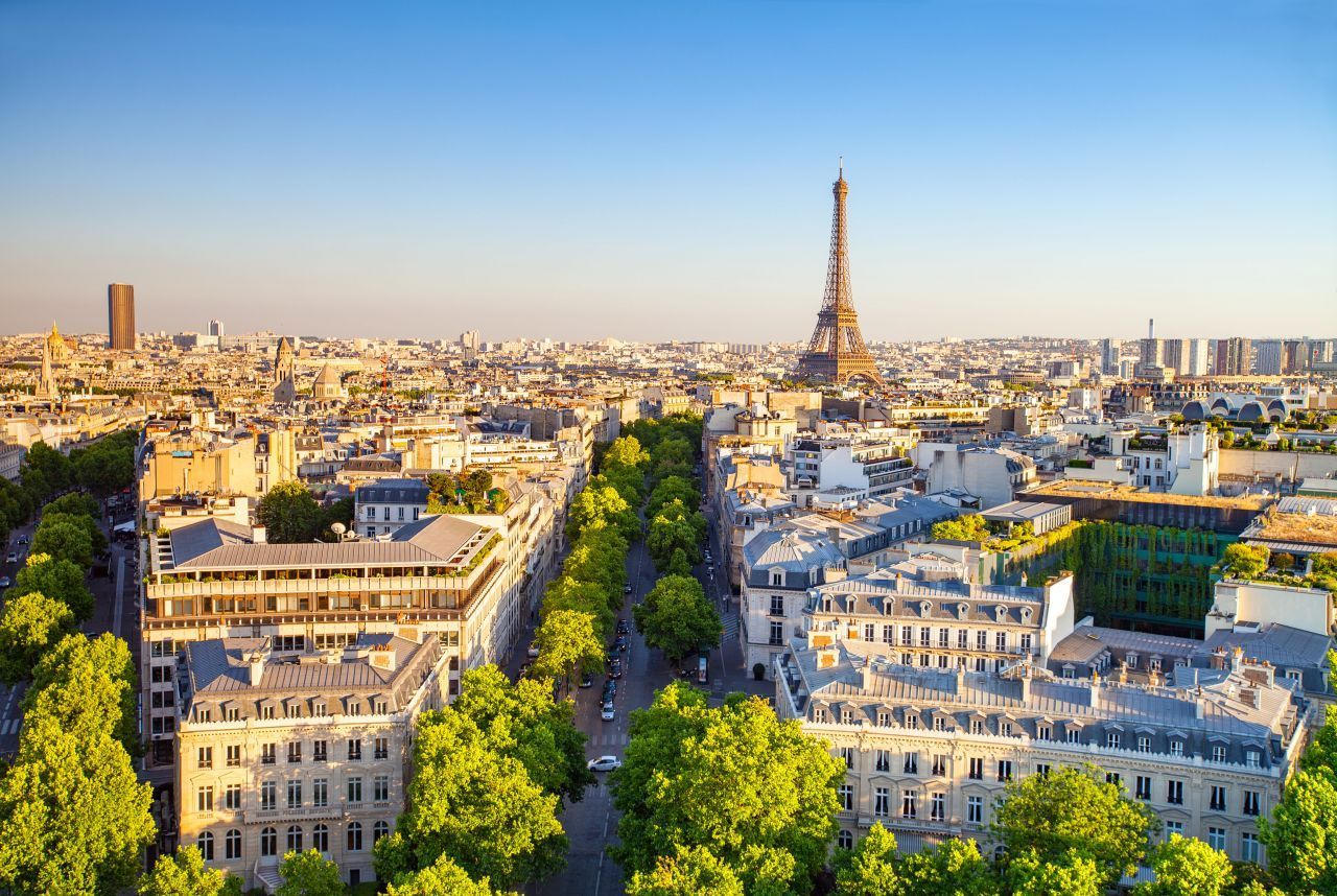 Autofreier Sonntag: Einmal im Monat gehören die vierspurigen Champs-Elysées den Füßgängern. Seit 2019 gilt in der Stadt außerdem ein komplettes Fahrverbot für Diesel-Autos, die vor 2001 angemeldet wurden.