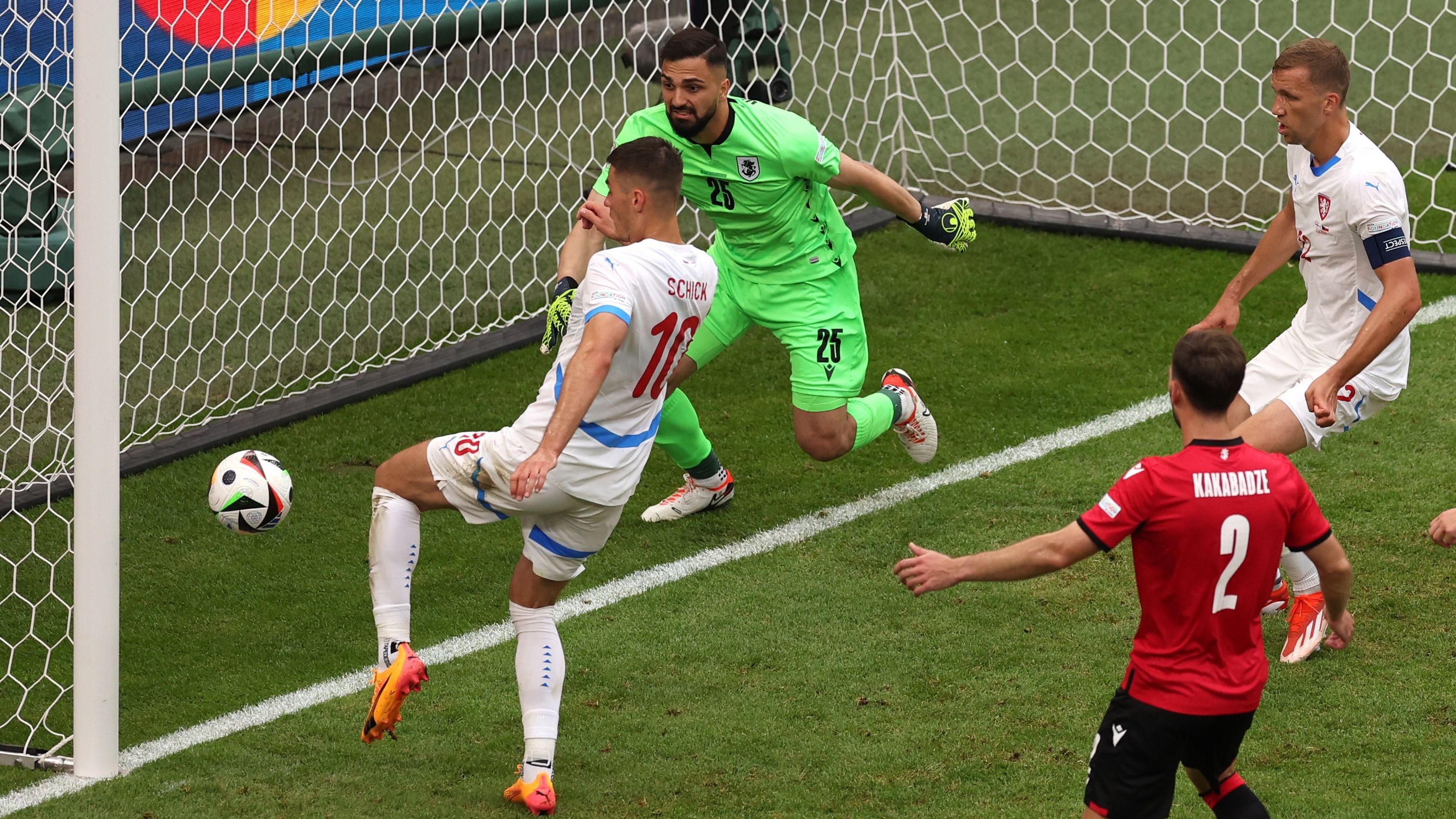 <strong>Ausgleich durch Schick</strong><br>Nach etwa einer Stunde kam Tschechien zum Ausgleich. Leverkusens Patrik Schick staubte aus kurzer Distanz zum 1:1 ab. Dies sollte letztlich auch der Endstand in dieser Partie sein, wodurch Georgien sich den ersten Punkt in der EM-Historie sicherte.