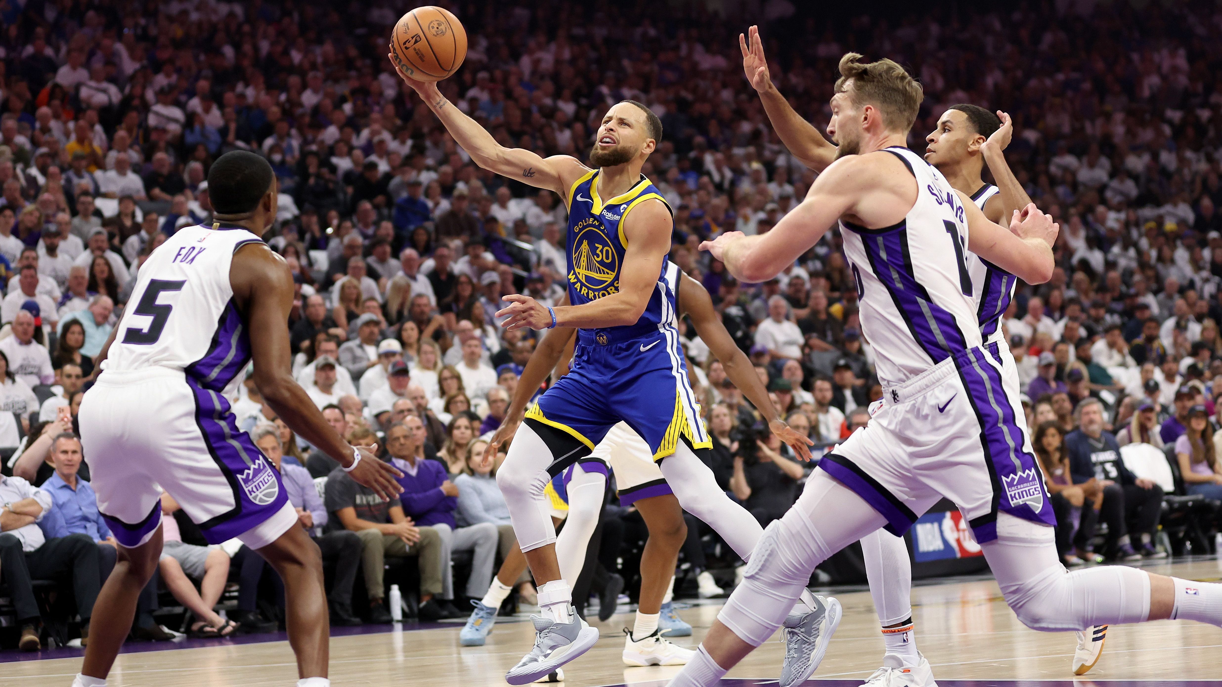 <strong>Stephen Curry (Golden State Warriors)</strong><br>Kategorie: Clutch Player of the Year<br>Position: Guard<br>Stats der Regular Season: 26,4 Punkte, 5,1 Assists, 4,5 Rebounds