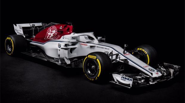 
                <strong>Sauber F1</strong><br>
                Das Sauber F1 Team präsentiert den C37 - gemeinsam mit dem neuen Partner Alfa Romeo. Vom Design her hat das Auto deshalb einen klaren Sprung nach vorne gemacht: Der Wagen glänzt nicht mehr nur in schlichtem Weiß, die Motorhaube sticht in einem eleganten Weinrot hervor. Darauf ist groß das Alfa-Logo zu erkennen. Doch auch an der Aerodynamik hat das schweizer Team Veränderungen vorgenommen. Die Airbox ist klar zweigeteilt - so auch die Lufteinlässe in den Seitenkästen. Kein anderes Team arbeitet bisher mit einer solchen Version.
              