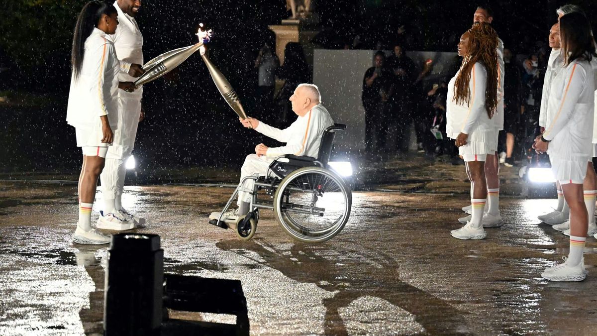 Charles Coste (M.) reicht die Flamme weiter