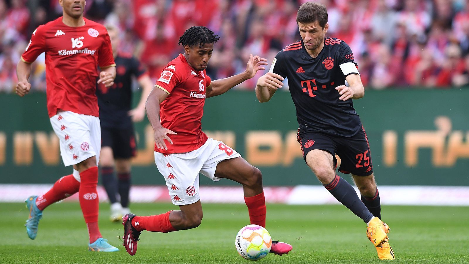 
                <strong>Thomas Müller </strong><br>
                Auch Thomas Müller darf in Mainz von Beginn an ran – und spielt sehr schwach! Der routinierte Weltmeister hat ohnehin nur wenige Aktionen und die sind größtenteils dann auch noch schlecht gespielt von Müller. Beispielhaft für den ausbaufähigen Auftritt des Offensivmannes ist ein völlig verunglückter Schussversuch nach etwa einer Stunde, der weit links am Tor vorbei geht. Das ist keine Bewerbung für weitere Startelf-Einsätze. Eine Viertelstunde vor Schluss – direkt nach dem Gegentor zum 1:2 – wird Müller ausgewechselt. ran-Note: 5
              