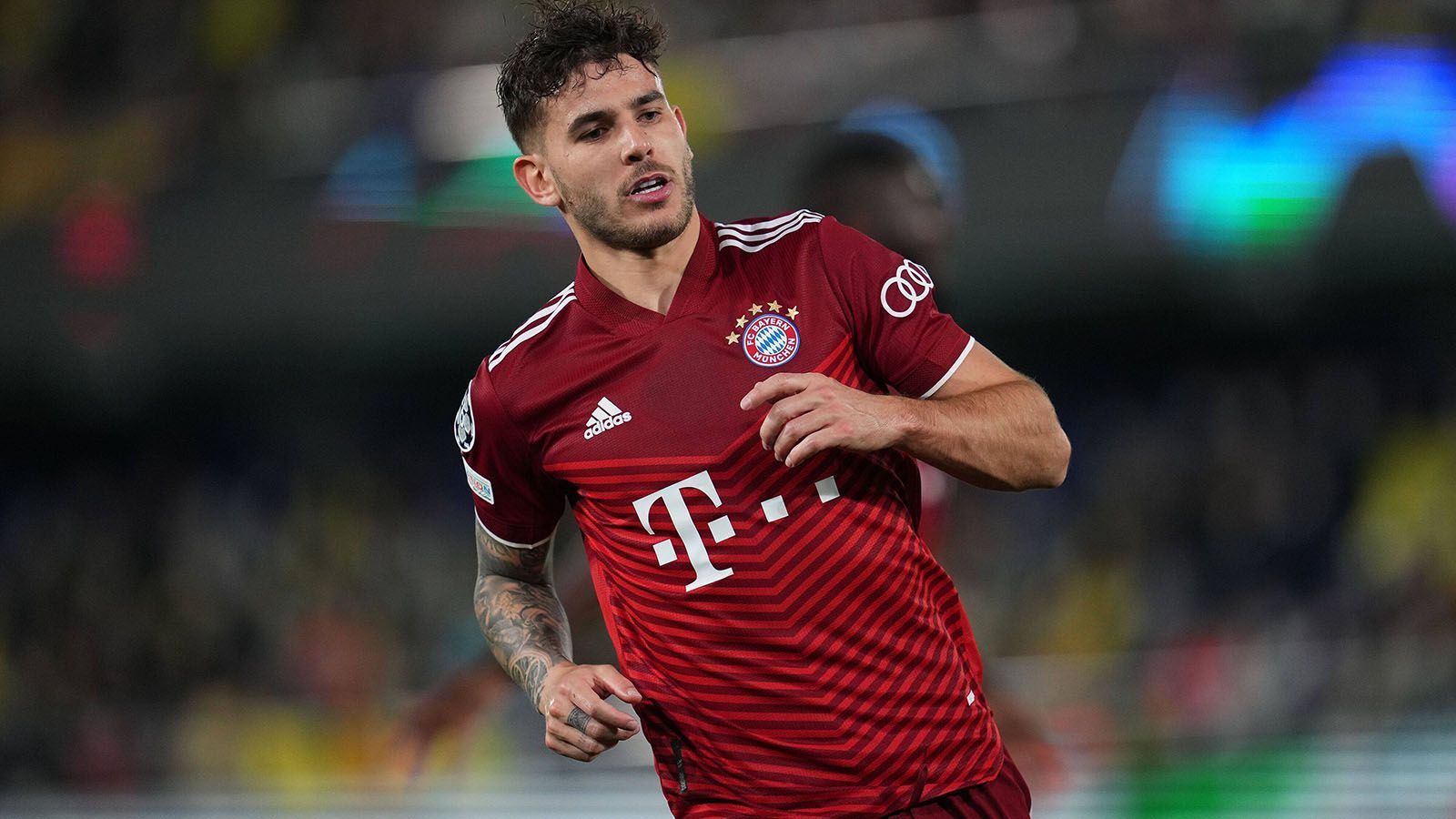 
                <strong>Lucas Hernandez</strong><br>
                Kein guter Start für den Franzosen, der vor dem 0:1 das Abseits aufhebt und gleichzeitig in der Mitte fehlt. Hernandez hat in der ersten Halbzeit die meisten Ballkontakte aller Bayern-Spieler, er macht seine Sache im Aufbauspiel ordentlich. In den Zweikämpfen aber oft einen Schritt zu spät. ran-Note: 4
              