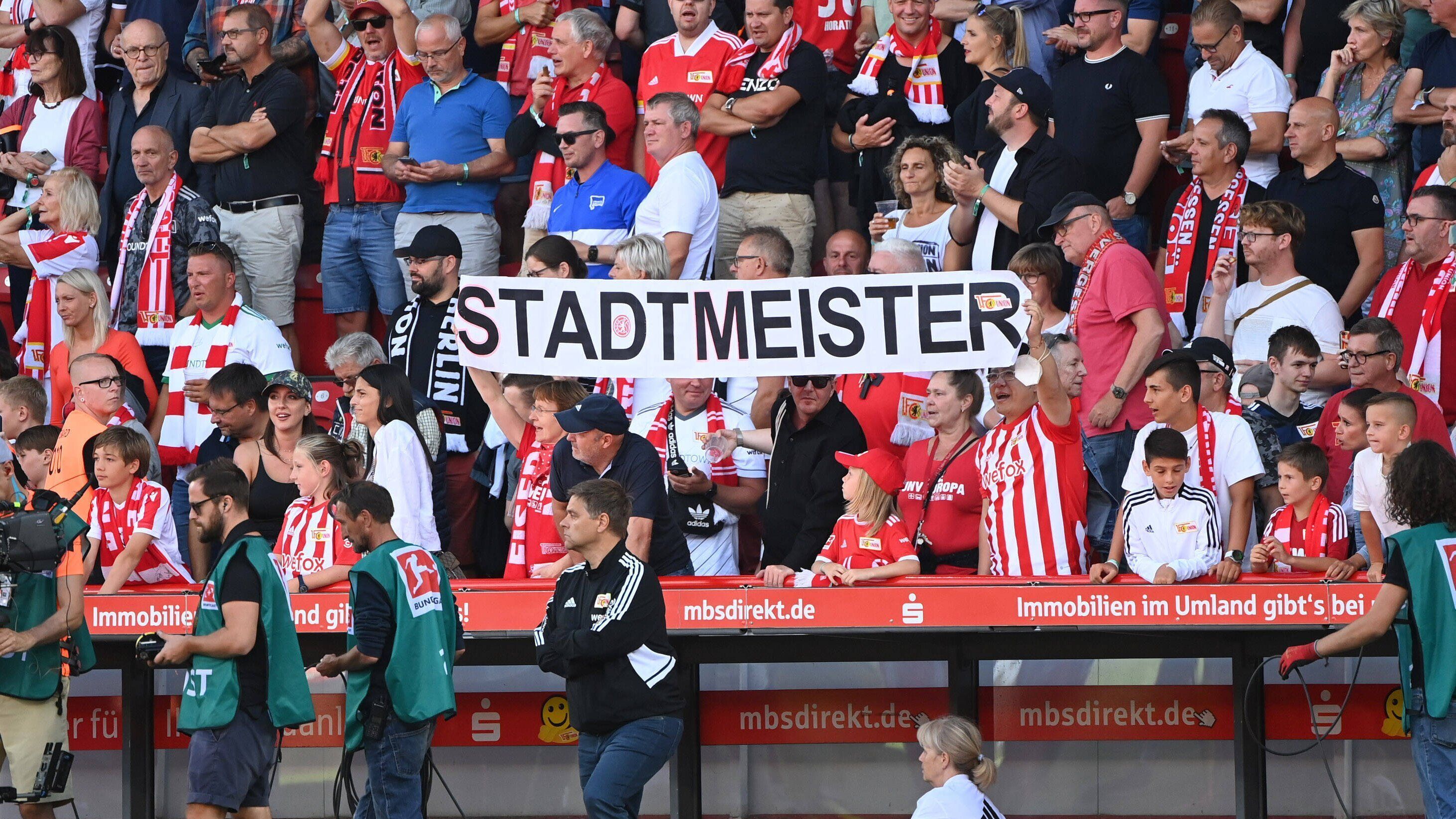 
                <strong>Die Hauptstadt ist (endgültig) rot-weiß</strong><br>
                Nach drei Derby-Pleiten 2021/22 sollte der 1. Spieltag Besserung bringen. Die bittere Erkenntnis für alle Hertha-Fans folgt am Samstag gegen 17:25 Uhr: gegen Union gibt's einfach nichts zu holen. Nach abermals schwacher Vorstellung geht auch das vierte Berliner Derby innerhalb von neun Monaten an den Klub aus Köpenick. Und bei Hertha passt unter Trainer Sandro Schwarz einiges noch nicht zusammen.
              