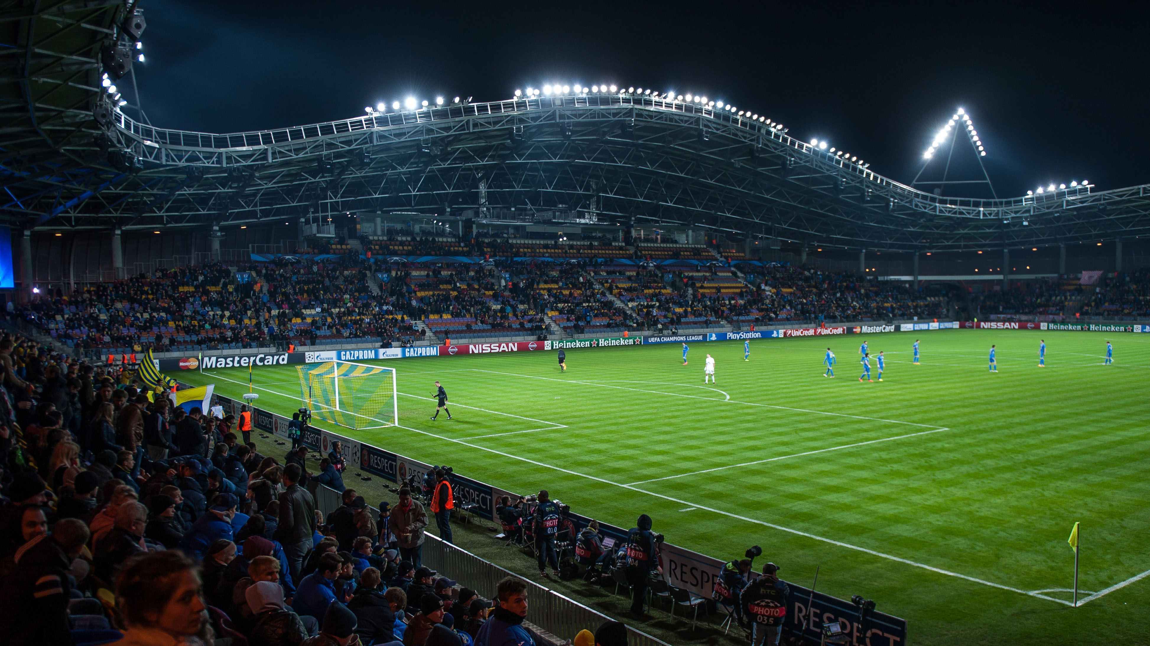 
                <strong>Da findet das Duell statt</strong><br>
                Das erste Treffen auf dem Betzenberg, das zweite auf einem ehemaligen Truppenübungsplatz: Auf so einem steht das Stadion von BATE Borissow, in dem auch die Spiele der weißrussischen Nationalmannschaft stattfinden. 13.126 Sitzplätze gibt es in dem durchaus schmucken Fußballtempel. Das Stadion hat sogar ein Kinderspielzentrum, in dem es Air-Hockey-Tische, Tischeishockey, Arcade-Automaten, einen Irrgarten und ein Bällebad gibt. Wer will mit seinem Kind auch schon Fußball schauen?
              