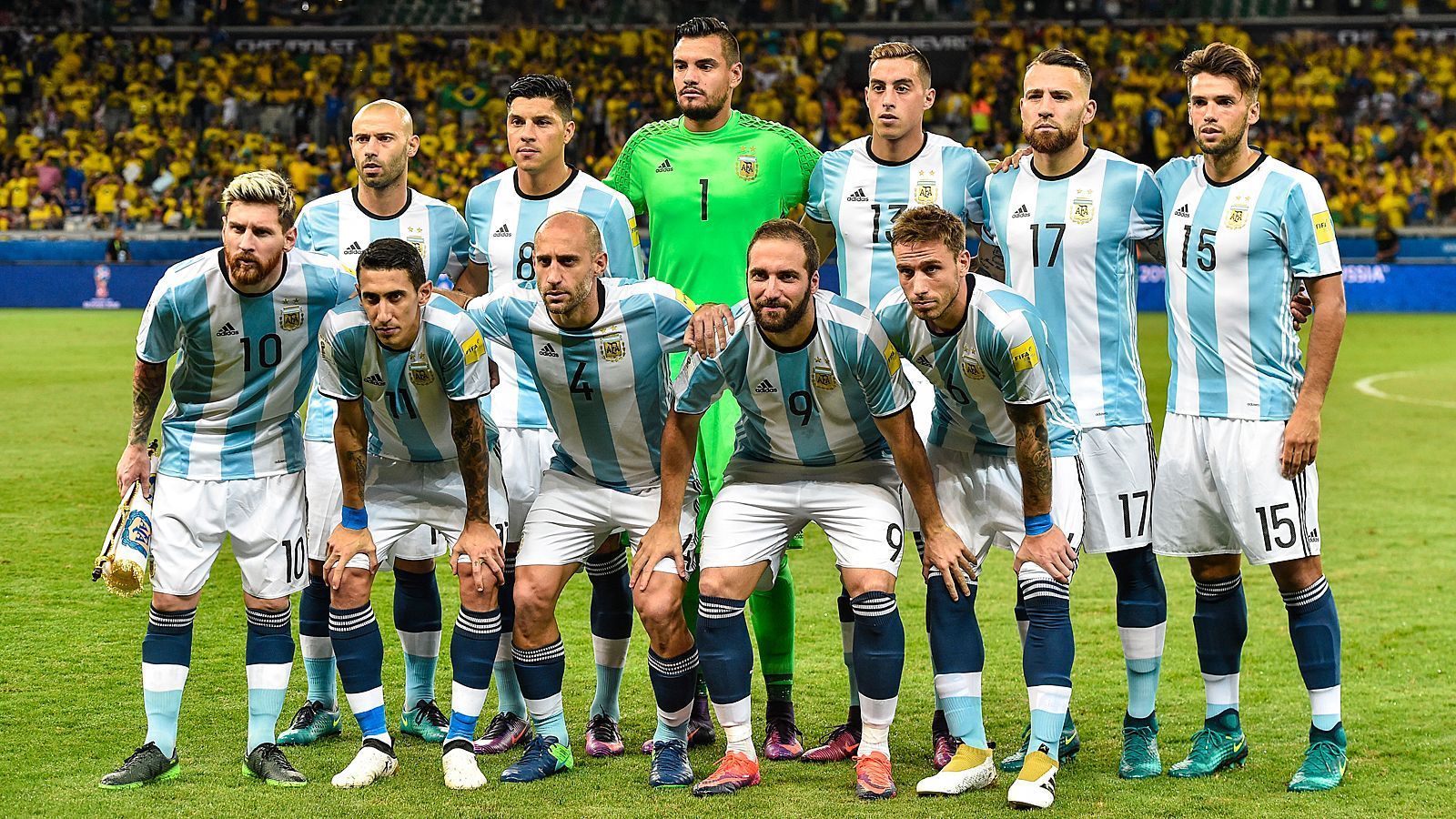 
                <strong>Gruppe D: Argentinien </strong><br>
                Tor: Wilfredo Caballero, Franco Armani, Nahuel GuzmanAbwehr: Gabriel Mercado, Cristian Ansaldi, Nicolas Otamendi, Federico Fazio, Marcos Rojo, Nicolas Tagliafico, Marcos AcunaMittelfeld: Javier Mascherano, Eduardo Salvio, Lucas Biglia, Giovani Lo Celso, Ever Banega, Maximiliano Meza, Angel Di Maria, Cristian Pavon, Enzo PerezAngriff: Lionel Messi, Paulo Dybala, Sergio Agüero, Gonzalo Higuain
              