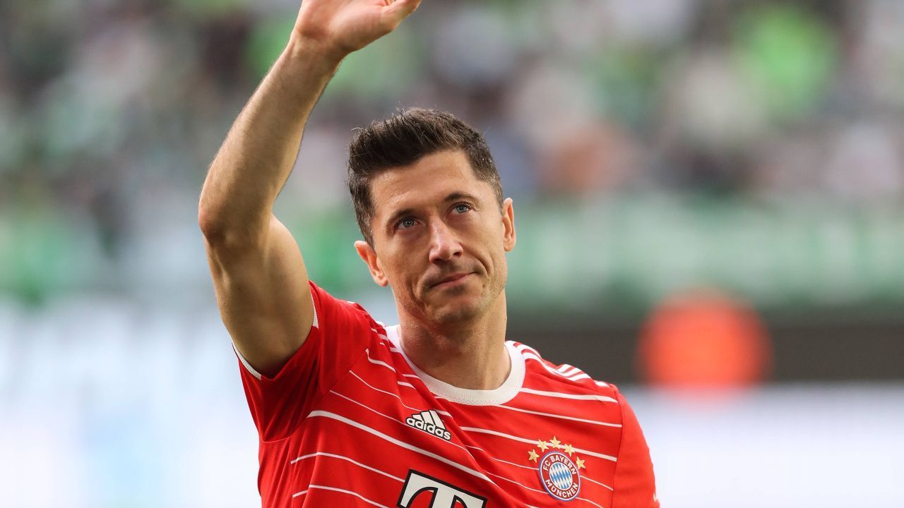 
                <strong>Robert Lewandowski (FC Bayern München)</strong><br>
                Beim Bayern-Star wird die Lage immer verzwickter. Mittlerweile soll Barcelona bereit sein, 50 Millionen Euro zu zahlen. Doch laut der spanischen Zeitung "Sport" rufen die Bayern nun 75 Millionen Euro auf. Für Laporta wären Ausgaben in dieser Größenordnung dem Verein nur schwer zu vermitteln - nicht nur vor dem Hintergrund, dass Lewandowskis Vertrag im kommenden Sommer endet. Wohl deshalb schlägt der Barca-Boss nun etwas mildere Töne im Verkaufspoker mit den Bayern an. Ob er sich gänzlich aus dem Poker zurückzieht, bleibt abzuwarten.
              