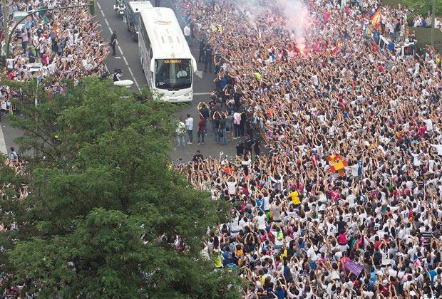 
                <strong>Real Madrid - Juventus Turin</strong><br>
                Vor dem Rückspiel zwischen Real Madrid und Juventus geht es in den Straßen der spanischen Hauptstadt schon hoch her. Der Bus der "Galaktischen" kommt kaum durch die Fan-Massen.
              