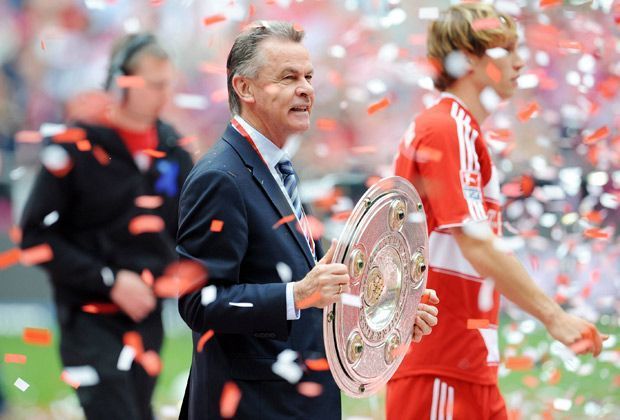 
                <strong>Alle Guten Dinge sind zwei</strong><br>
                Am 1. Februar 2007 startet Hitzfeld einen erneuten Anlauf beim FC Bayern. Der Erfolgscoach tritt in die Fußstapfen von Felix Magath und wird am Ende zum siebten Mal in seiner Trainerkarriere Deutscher Meister. 
              