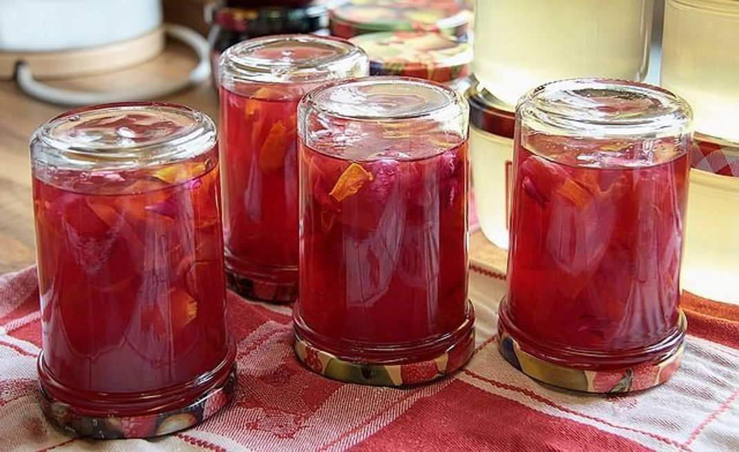 Einmal umdrehen bitte! So entsteht im Glas ein Vakuum und die Rosenblätter verteilen sich gut.