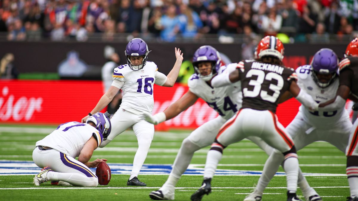October 5, 2025, London, Uk, United Kingdom: Minnesota Vikings kicker Will Reichard 16 kicks the ball during the NFL, American Football Herren, USA game between Minnesota Vikings and Cleveland Brow...