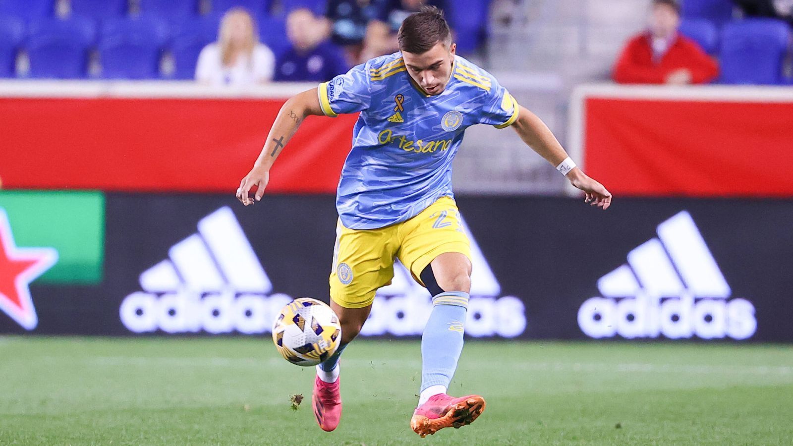 
                <strong>Kai Wagner (Philadelphia Union)</strong><br>
                Als einer der besten Linksverteidiger in der Liga gilt Kai Wagner von der Philadelphia Union. Der gebürtige Göppinger kam im Februar 2019 an die US-Ostküste und ist seitdem aus dem Team von Philadelphia nicht mehr wegzudenken. Von 34 Spielen machte Wagner 33, lediglich einmal fehlte er gesperrt. Dabei kamen drei Treffer, vier Vorlagen und am Ende ein Platz in den Playoffs zu Stande. Dort konnte Philadelphia nach Siegen über die New York Red Bulls und Nashville SC bis ins Halbfinale vorstoßen, wo man allerdings dem späteren Sieger New York City mit 2:1 unterlag. 
              