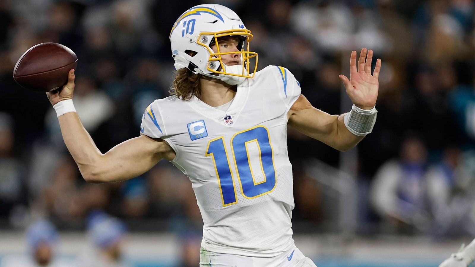 
                <strong>Pick 6: Justin Herbert (Quarterback, Los Angeles Chargers)</strong><br>
                Gehalt mit der Fifth-Year-Option: 29,5 Millionen US-Dollar (Option gezogen)
              