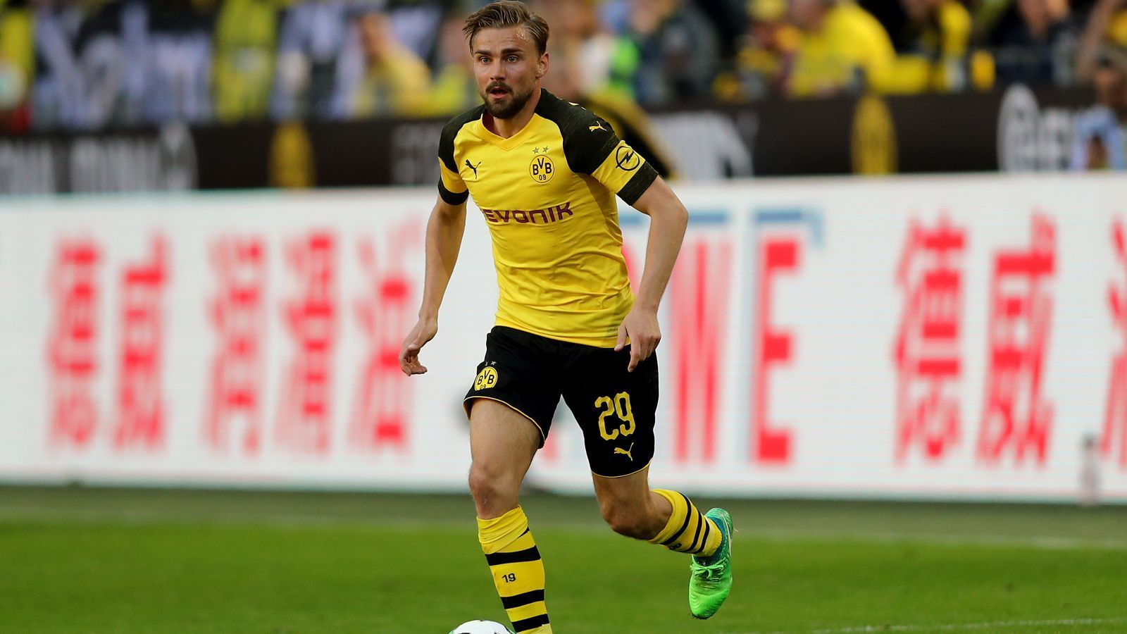 
                <strong>Platz 3 - Marcel Schmelzer (Borussia Dortmund)</strong><br>
                Im Verein seit: 1. Juli 2008Spielte zuvor für: Borussia Dortmund IIPosition: LinksverteidigerAlter: 30 Jahre
              