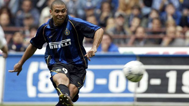 
                <strong>Angriff: Ronaldo</strong><br>
                Angriff: Ronaldo Luis Nazario de Lima. Da Negredo selbst ein Prototyp eines Mittelstürmers ist, muss er schließlich wissen, wer der beste Knipser überhaupt sein soll. Hier noch einmal die Traum-Elf im Überblick: Casillas - Lahm, S. Ramos, Puyol, R. Carlos - Redondo, Zidane, Messi - Neymar, C. Ronaldo, Ronaldo.
              