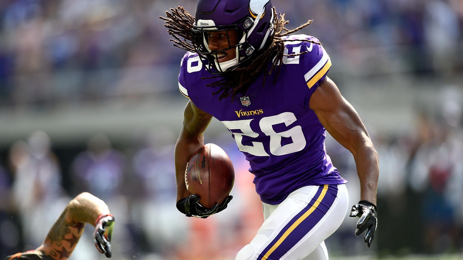 
                <strong>Trae Waynes - Neustart bei den Bengals?</strong><br>
                Groß, wendig und pfeilschnell: Auf dem Papier bringt Trae Waynes die Eigenschaften eines Top-Cornerbacks mit. Grund genug für die Minnesota Vikings 2016 ihren damaligen Erstrunden-Pick zu nutzen, um sich Waynes zu angeln. Bisher haperte es in der Karriere des mittlerweile 27-Jährigen etwas. Mehrere Verletzungen und Inkonstanz überschatteten die Spiele, in denen er sein Potenzial zeigte. Waynes hat nun die Chance, bei den Bengals einen Neustart hinzulegen. Er erhält einen Dreijahresvertrag, der ihm bis zu 42 Millionen US-Dollar in die Kassen spülen.
              