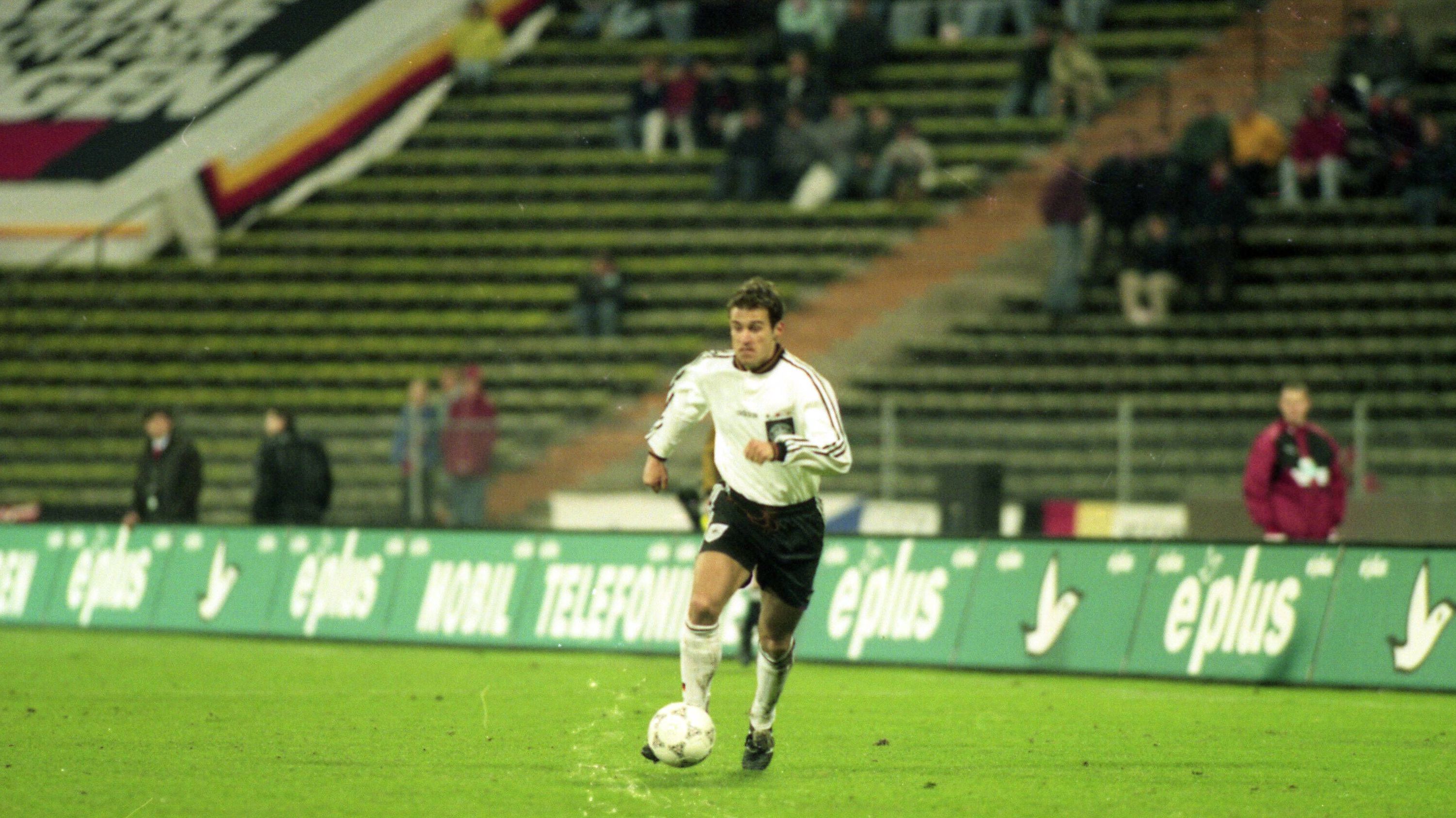<strong>8. (geteilt) Mehmet Scholl (55) mit 19 Titeln<br></strong><strong>Gewonnene Titel:</strong> 1x Europameister (1996); 1x Champions-League-Sieger (2001); 8x Deutscher Meister (1994, 1997, 1999, 2001, 2003, 2005, 2006); 5x Deutscher Pokalsieger (1998, 2000, 2003, 2005, 2006); 1x UEFA-Cup-Sieger (1996); 3x Deutscher Ligapokalsieger (1998, 2000, 2001)<br><strong>Position</strong>: Offensives Mittelfeld<br><strong>Vereine</strong>: Karlsruher SC, FC Bayern München