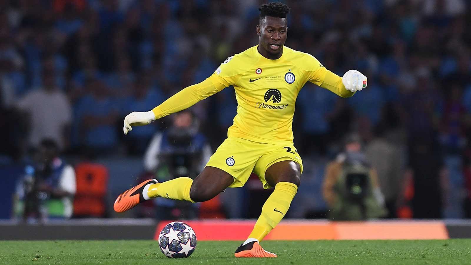 
                <strong>Andre Onana (Manchester United)</strong><br>
                Der Transfer von Andre Onana zu Manchester United ist offiziell. Die Engländer gaben die Verpflichtung des Torwarts auf ihren Online-Auftritten bekannt. Der Vertrag des Kameruners läuft bis 2028. Die Ablöse, die ManU für den 27-Jährigen an Inter Mailand überweisen soll, kann sich inklusive möglicher Bonus-Zahlungen auf 55 Millionen Euro belaufen, wie die "BBC" berichtet. Mit Inter war Onana vergangene Saison bis ins Champions-League-Finale gestürmt, dort aber an Manchester City gescheitert.
              