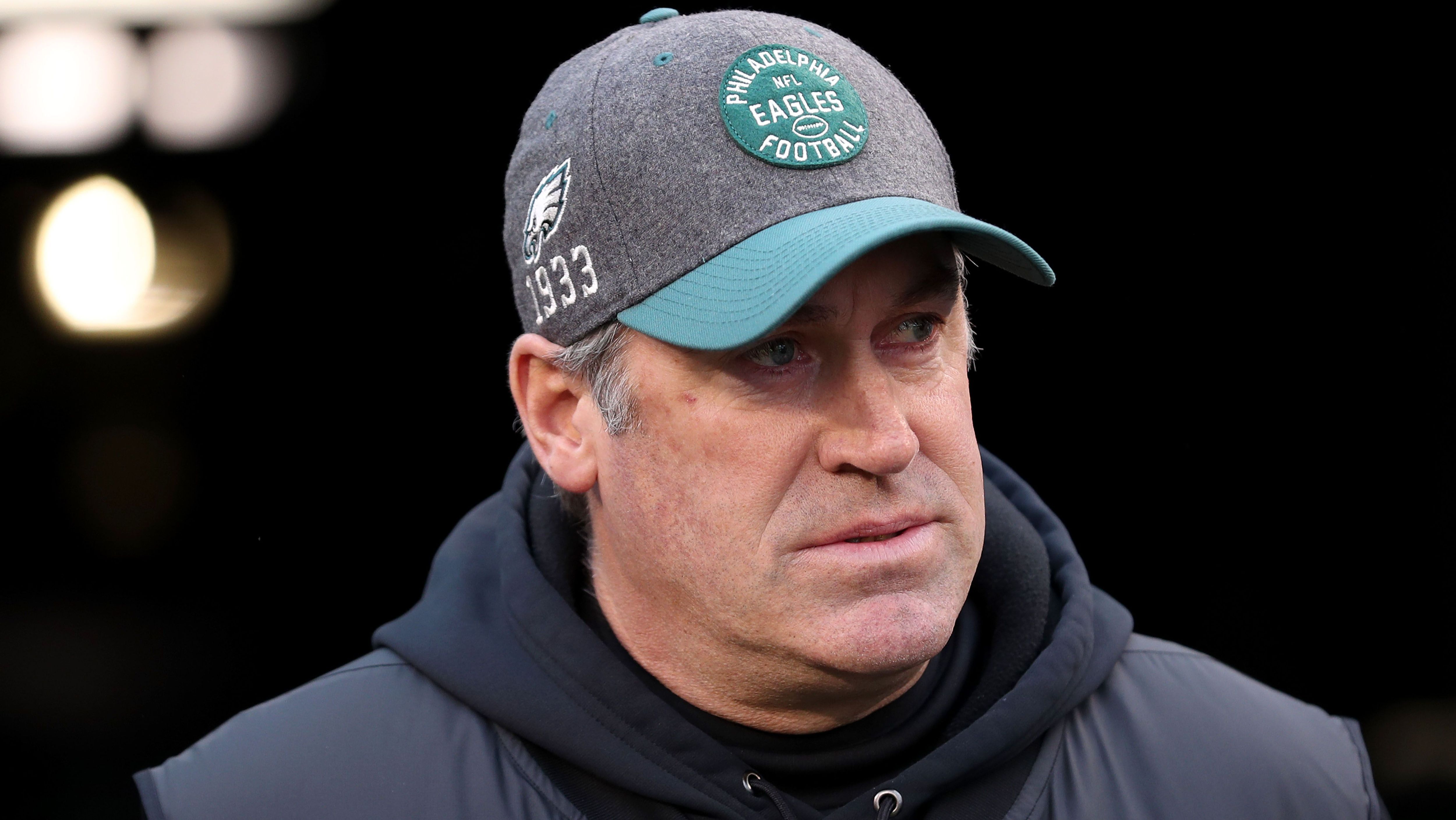 
                <strong>Doug Pederson (Ex-Head-Coach - Philadelphia Eagles)</strong><br>
                Während Moore und Daboll zu der jüngeren Coaching-Generation gehören, zählt Doug Pederson zum alten Eisen. Zwischen 2016 und 2020 war er Head Coach der Philadelphia Eagles und feierte 2018 den Titel im Super Bowl 52. Zwar lief das Ende unschön ab - Pederson wurde nach der Saison 2020 gefeuert - dennoch bringt der 53-Jährige einiges an Erfahrung mit, auf die man in Las Vegas bauen könnte. 
              