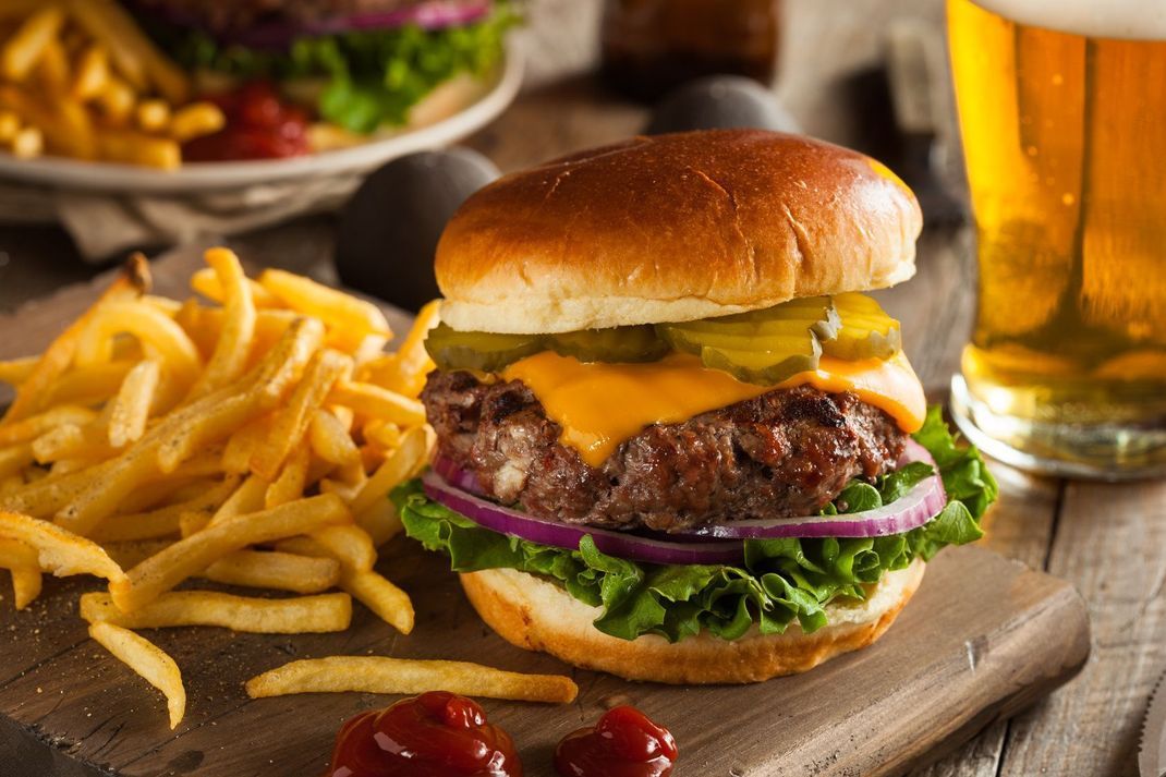 Burger und Pommes – das gehört einfach zusammen. Beides natürlich selbstgemacht.