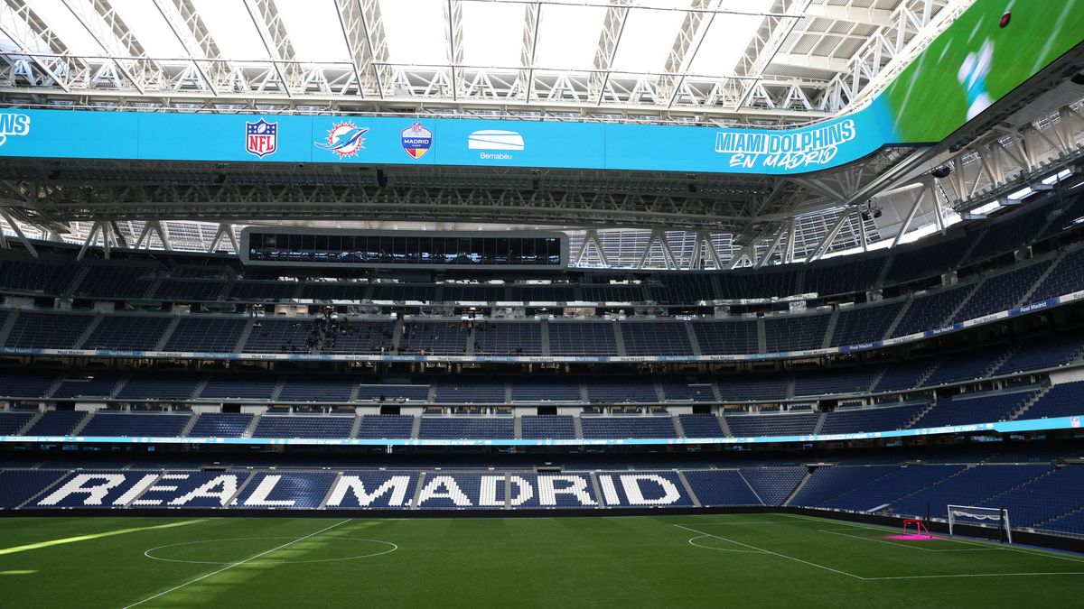 Almeida participates in the presentation of the first team designated to play the American Football League game Elduring the presentation of the first team designated to play the American Football ...