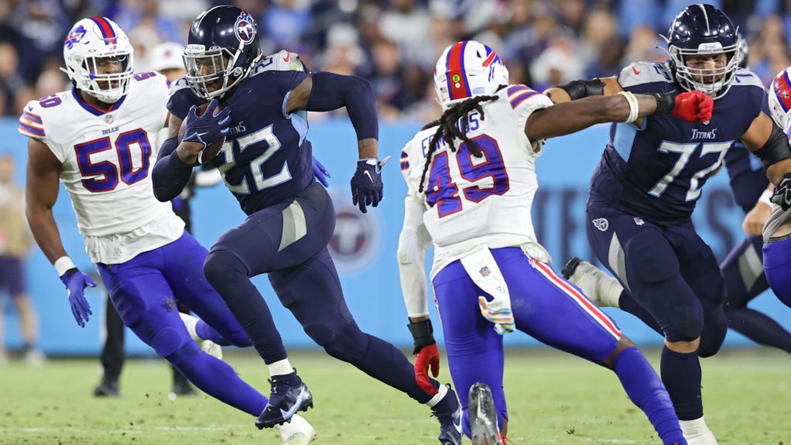 
                <strong>Gewinner: Derrick Henry (Tennessee Titans)</strong><br>
                Der Running Back sorgte mit einem Raumgewinn von 156 Yards und drei Touchdowns fast im Alleingang für den Sieg gegen die Buffalo Bills. Derrick Henry erlief nun in zwei Partien in Folge jeweils mindestens 130 Yards und drei Touchdowns. Dies gelang in der NFL seit dem Jahr 1950 zuvor lediglich Priest Holmes in der Saison 2004. Henry hat in seiner Karriere insgesamt 65 Touchdowns für die Titans erzielt.
              