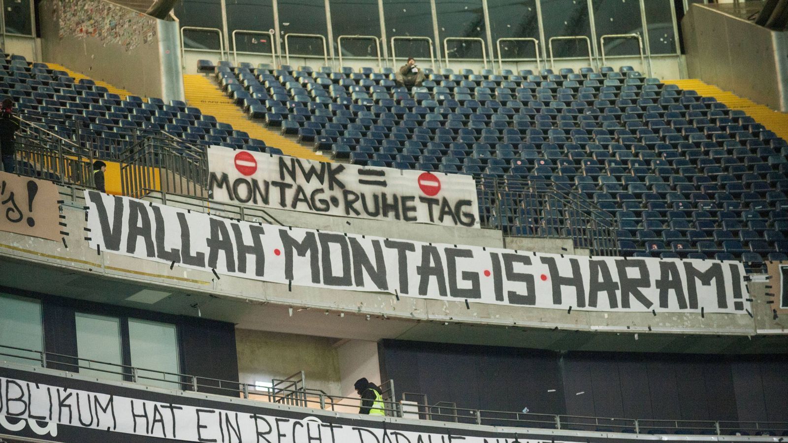 
                <strong>Fan-Aktionen prinzipiell erlaubt</strong><br>
                Trotz der Geisterspiele sind Fan-Aktionen im Stadion prinzipiell erlaubt. So können Transparente und Banner mit dem Verein abgestimmt werden und spätestens einen Tag vor der Partie an Offizielle übergeben werden, die diese dann anbringen. Auch Aktionen wie das Aufstellen von Papp-Fans, das die Gladbacher Fanszene ins Leben gerufen hat, seien möglich.
              