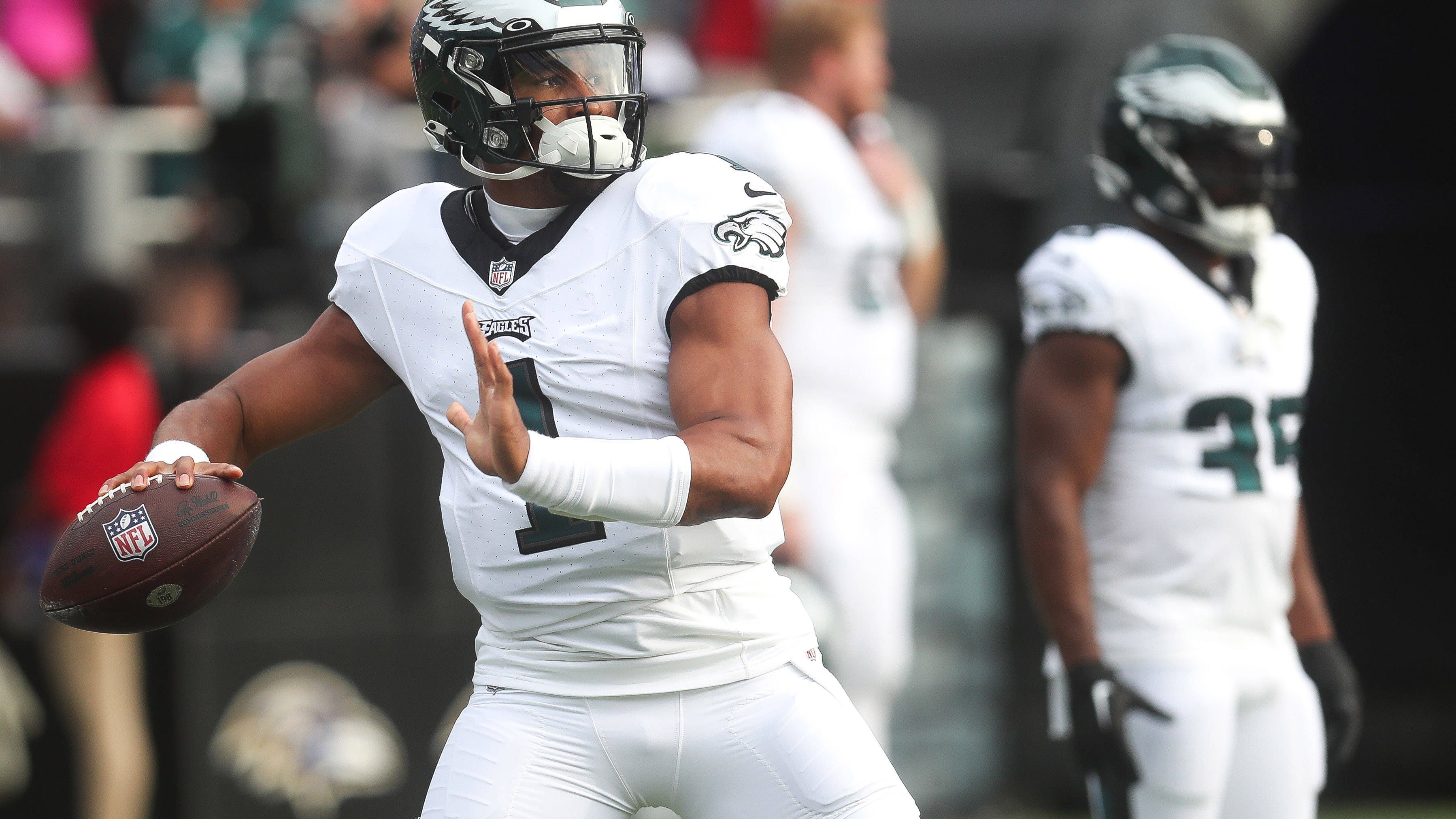 <strong>Philadelphia Eagles</strong><br>- Jalen Hurts (Foto): Er führte die Eagles in den Super Bowl, das soll möglichst wiederholt werden.<br>- A.J. Brown: Zusammen mit Hurts hatte Brown eine unfassbare Saison, er kann die Nummer eins der Liga werden.<br>- Jason Kelce: Mit seiner Erfahrung ist der Center enorm wichtig in einer sonst sehr jungen Offense.<br>- Hassan Reddick: Er war der Sack-Leader der Saison 2022.<br>- Darius Slay: Der Veteran-Cornerback ist auf und neben dem Platz einer der Führungsspieler.