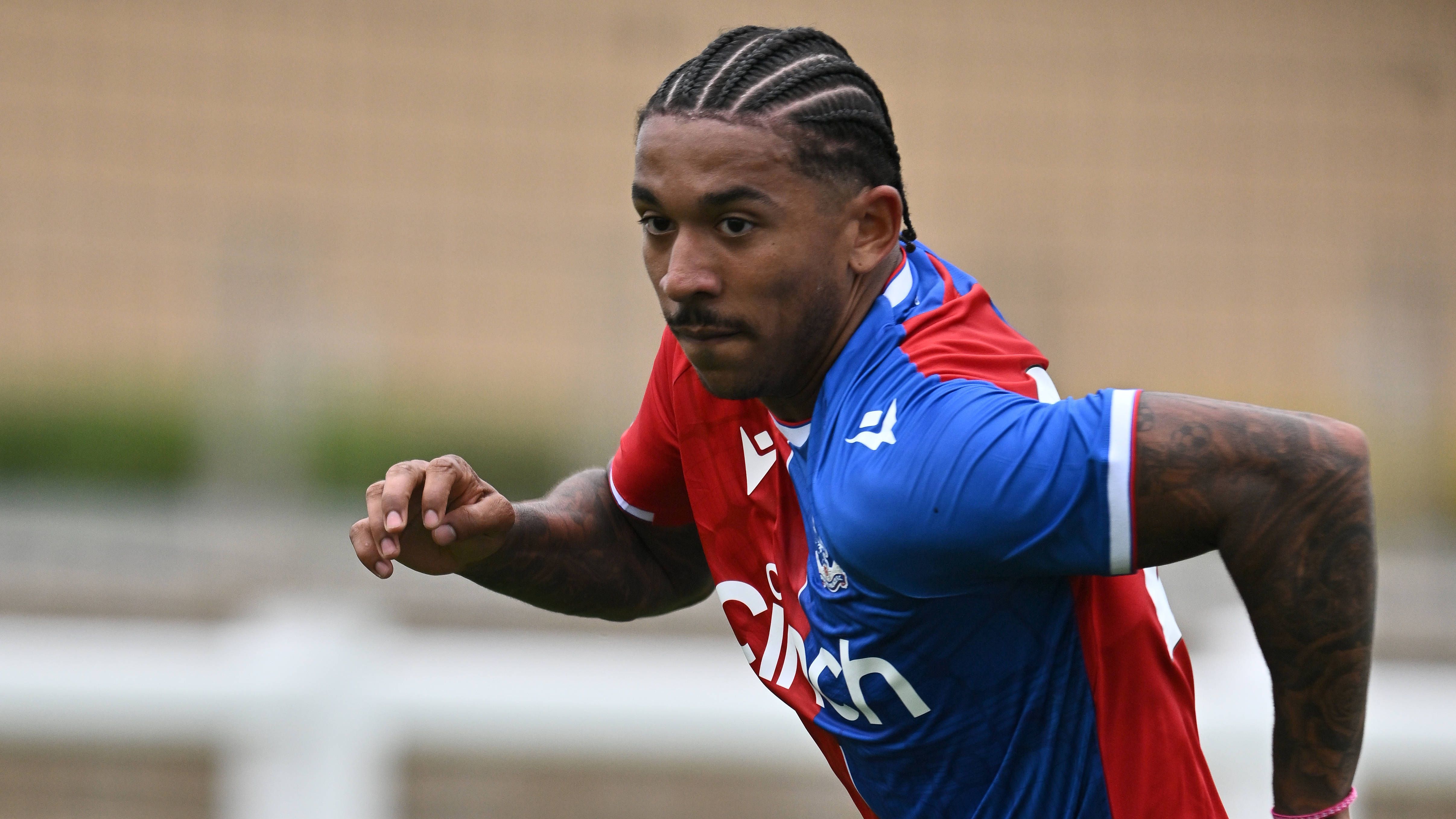 <strong>Chris Richards (Crystal Palace)</strong><br>Richards spielte 2018 bis 2022 bereits bei den Bayern, bevor er für 15 Millionen Euro in die Premier League zu Crystal Palace wechselte. Der Amerikaner konnte sich auch aufgrund einer Verletzung bei den Londonern nie etablieren und könnte diesen Sommer den Klub verlassen. Stuttgart soll hinter ihm her sein, um den abgehenden Mavropanos zu ersetzen, doch die Bayern sicherten sich beim Verkauf des Verteidigers laut "Bild" eine Rückkaufklausel und könnten diese ziehen, um Richards zurück nach München zu holen.