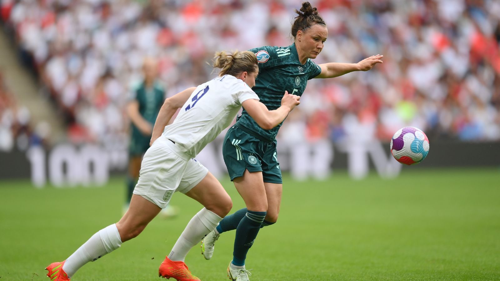 
                <strong>Marina Hegering</strong><br>
                Hat nach einer knappen halben Stunde die dicke Chance zur Führung der Deutschen, kann das Chaos in der englischen Hintermannschaft nach einer guten Ecke von Magull nicht nutzen. Ist nur Sekunden später in der eigenen Hälfte gefordert und schlägt den Ball aus der Gefahrenzone. Sieht beim 0:1 aber nicht gut aus, weil sie zu weit vorne positioniert ist, das Abseits aufhebt und dann nicht schnell genug hinten ist. Insgesamt aber wieder eine starke Leistung – defensiv wie offensiv. ran-Note: 2
              