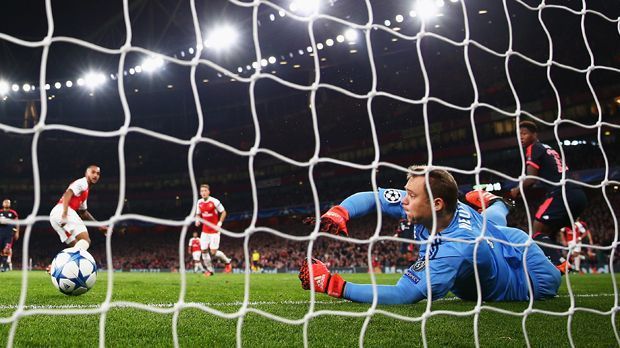 
                <strong>Neuer Parade</strong><br>
                Theo Walcott blickt unglaublich drein - und stellt sich wohl die gleiche Frage: "Wie um alles in der Welt konnte er denn den halten?"
              