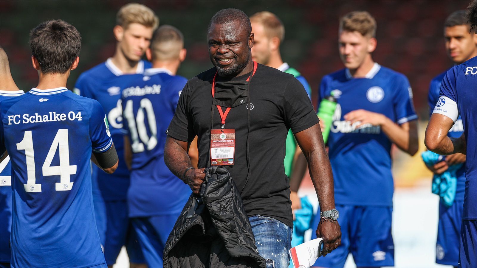 
                <strong>Gerald Asamoah: Das Bindeglied zwischen Mannschaft und Vorstand</strong><br>
                Seine Tränen standen sinnbildlich für den Abstiegsabend in Bielefeld. Gerald Asamoah steht wie kaum ein anderer für die vermissten Schalker Werte. Als Koordinator der Lizenzspielerabteilung soll er fortan als Bindeglied zwischen der neuen Mannschaft sowie der sportlichen Führung stehen. Der 42-Jährige hatte die Position von Sascha Riether übernommen. Von 1999 bis 2011 spielte er einst selbst für Königsblau und absolvierte insgesamt 381 Pflichtspiele.
              