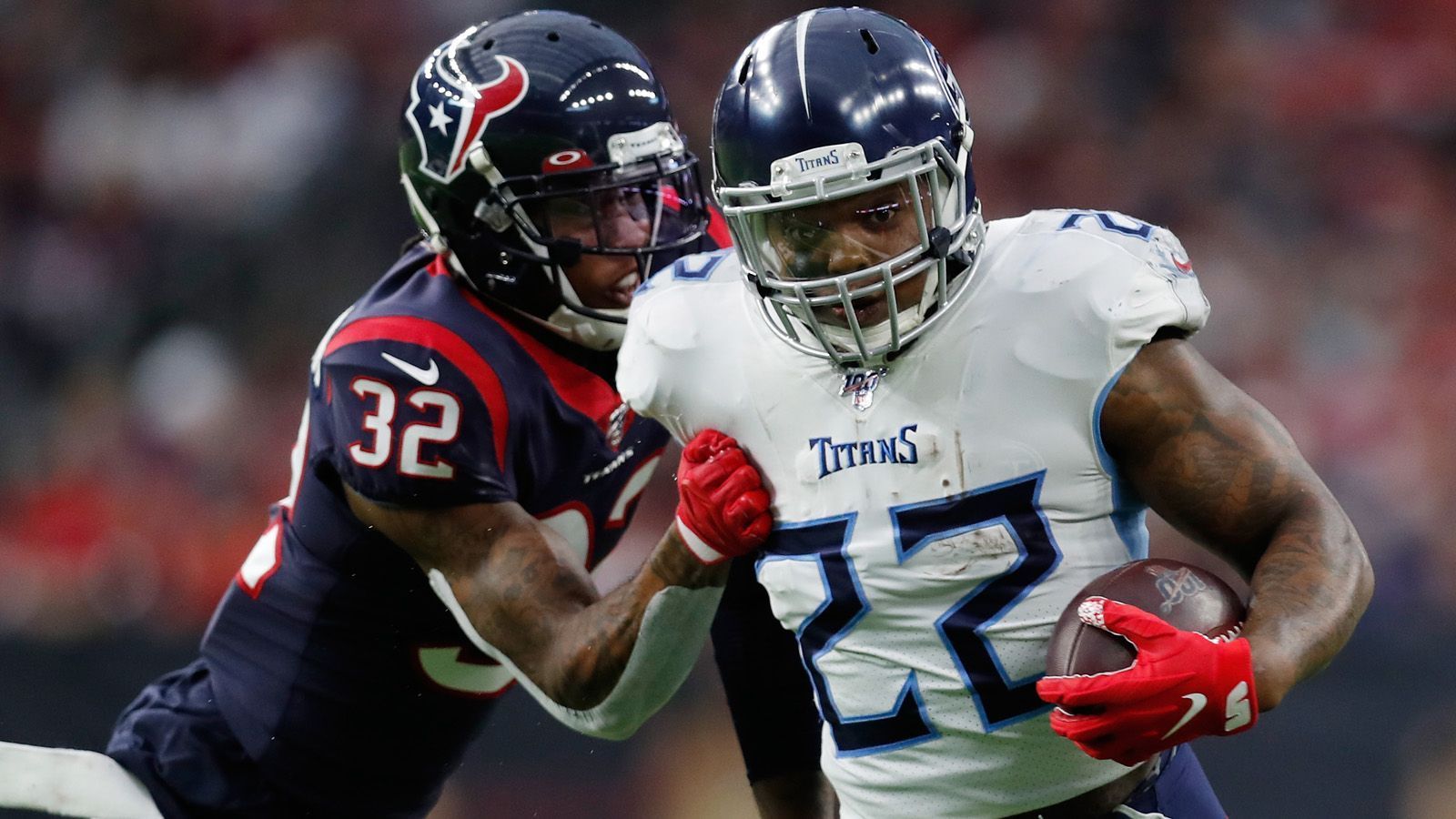 
                <strong>Rushing Offense: Tennessee Titans</strong><br>
                Die Titans um Quarterback Ryan Tannehill schalteten die Houston Texans mit 35:14 aus. Dabei überragte die Offense aus Tennessee mit ihrem Laufspiel, das 245 der insgesamt 467 Yards Raumgewinn einbrachte. Einen riesigen Anteil am Sieg und Einzug in die Playoffs hatte Derrick Henry. Der Running Back führte seine Titans mit drei Touchdowns zum Erfolg in Texas.Gesamtpunktzahl: 42
              