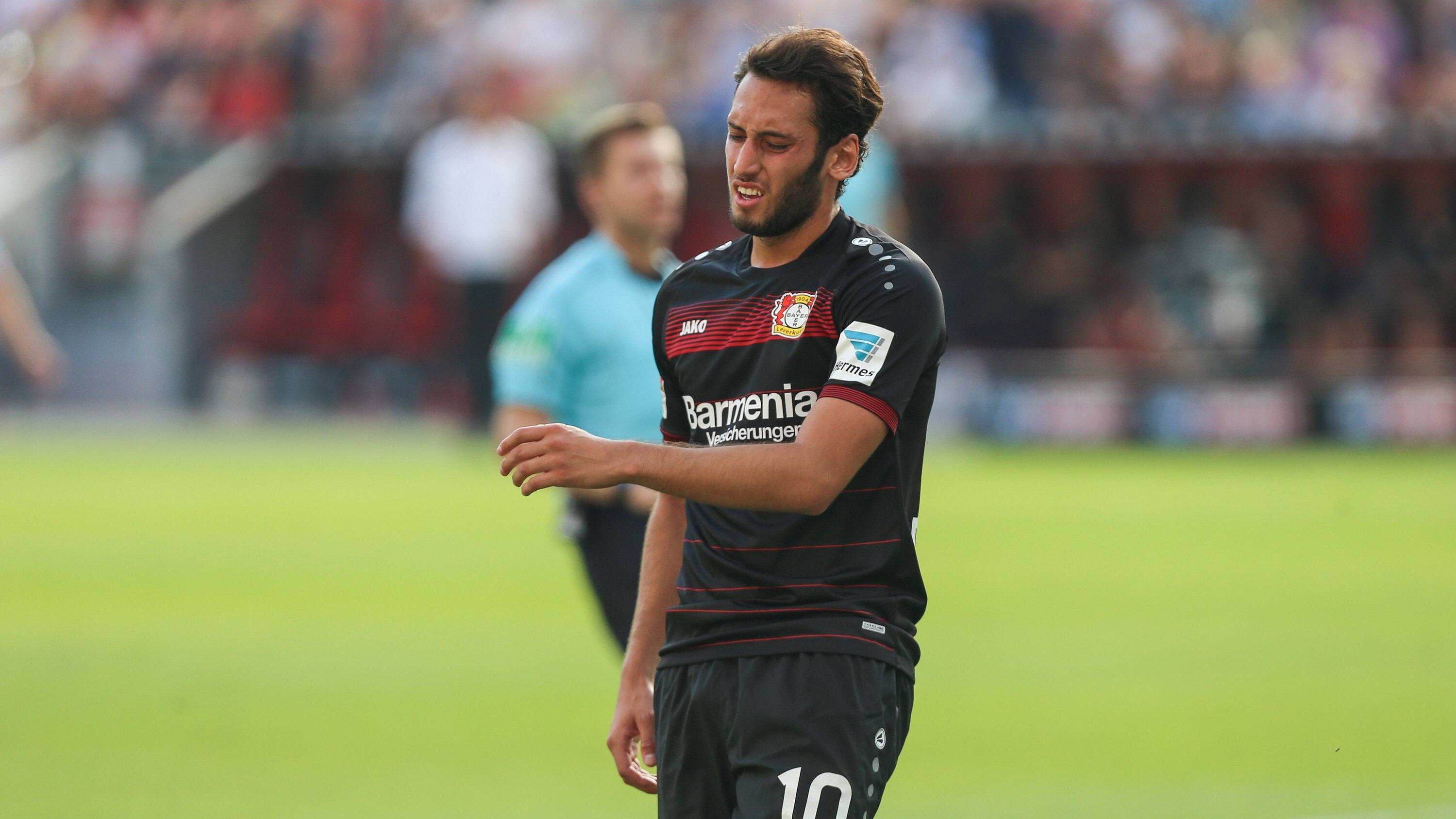<strong>Hakan Calhanoglu (Inter Mailand)</strong><br>In Deutschland spielte er insgesamt für drei Vereine. Angefangen beim Karlsruher SC ging es weiter zum HSV, bevor der zentrale Mittelfeldspieler zu Bayer Leverkusen wechselte. Insgesamt lief er 111 Mal im deutschen Oberhaus und 14 Mal im Unterhaus auf. Auch in der Relegation war er für den HSV und den KSC jeweils aktiv. Nach seiner Zeit in Leverkusen spielte er für den Stadtrivalen AC Mailand, bevor er das Mailänder Trikot wechselte.