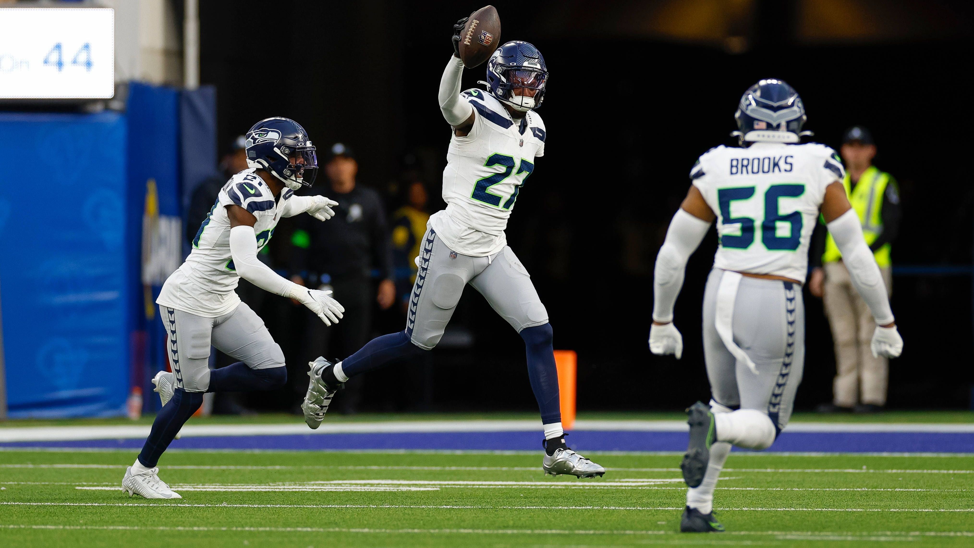 <strong>Seattle Seahawks</strong>&nbsp;<br>• Division: NFC West (2nd)<br>• Bilanz: 6-5<br>• Platzierung im Playoff-Picture der NFC: 7<br><br>Bitterer Dämpfer für die Seahawks. Das Team von Head Coach Pete Carroll gab erst den sicher geglaubten Sieg gegen die Rams aus der Hand und verlor dann jüngst klar gegen die 49ers. Sowohl in der Offensive als auch Defensive hapert es an einigen Stellen.&nbsp;