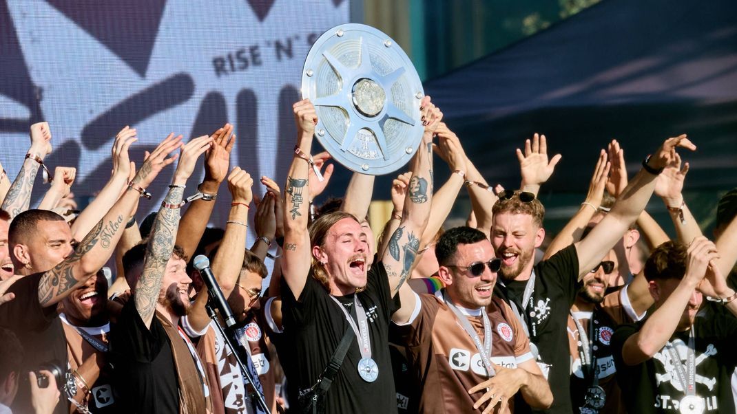 Platz 1 in der 2. Bundesliga ging 2023/24 an den FC St. Pauli. Als Trophäe bekam das Team die Zweitliga-Meisterschale, gerne auch "Die Felge" genannt.