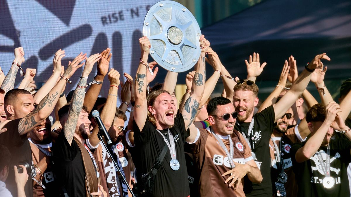 Bilder des Jahres 2024, Sport 05 Mai Sport Themen der Woche KW21 Jackson Irvine (FC St. Pauli 07) mit der Meisterschale. Manolis Saliakas (FC St. Pauli 02) , Oladapo Afolayan (FC St. Pauli 17) Maur...